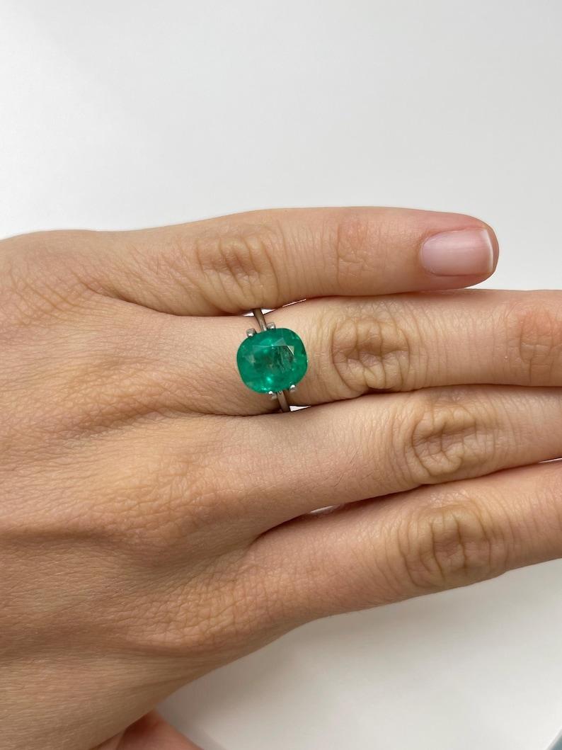 4,37 Karat sommersprossiger tiefgrüner kolumbianischer Smaragd - Kissenschliff Echter Edelstein im Angebot 2