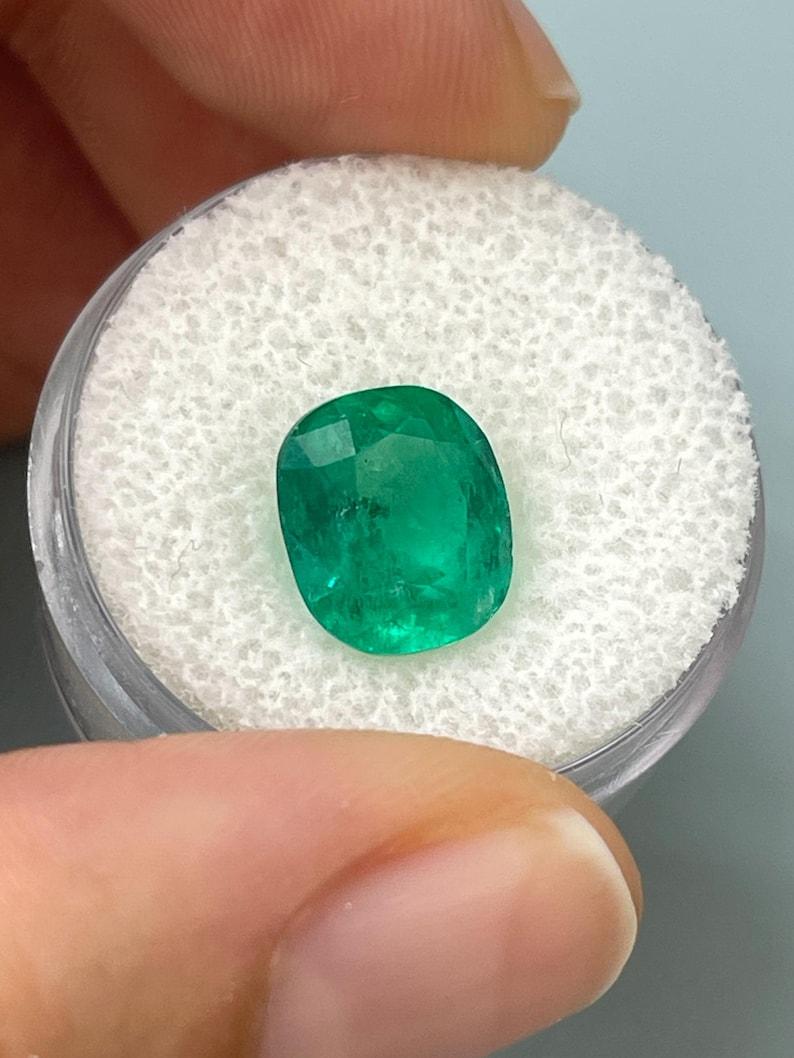 4,37 Karat sommersprossiger tiefgrüner kolumbianischer Smaragd - Kissenschliff Echter Edelstein Damen im Angebot