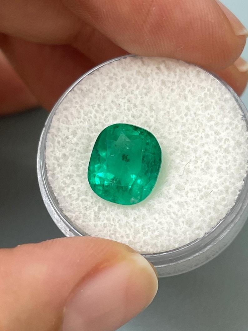 4,37 Karat sommersprossiger tiefgrüner kolumbianischer Smaragd - Kissenschliff Echter Edelstein im Zustand „Neu“ im Angebot in Jupiter, FL