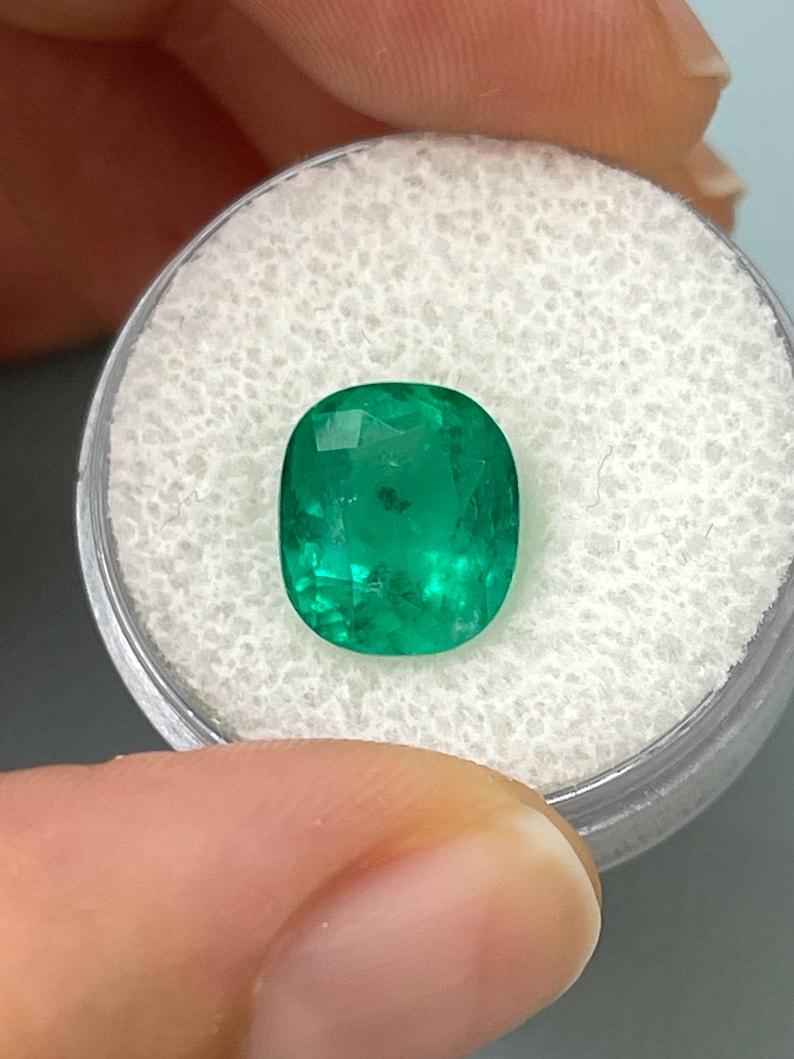 4,37 Karat sommersprossiger tiefgrüner kolumbianischer Smaragd - Kissenschliff Echter Edelstein (Moderne) im Angebot