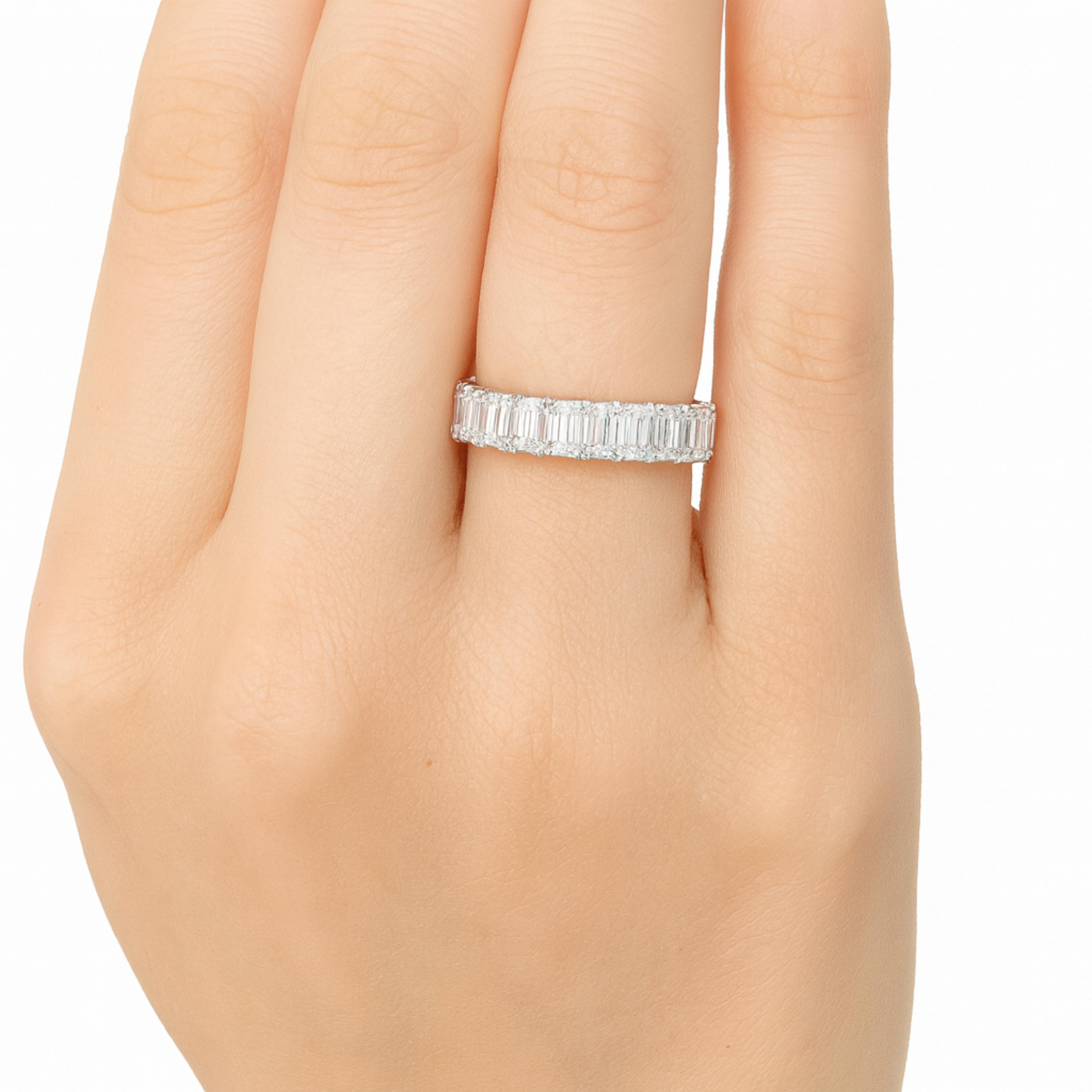Diamante natural talla esmeralda de 4,37 quilates  Anillo de eternidad Contemporáneo en venta