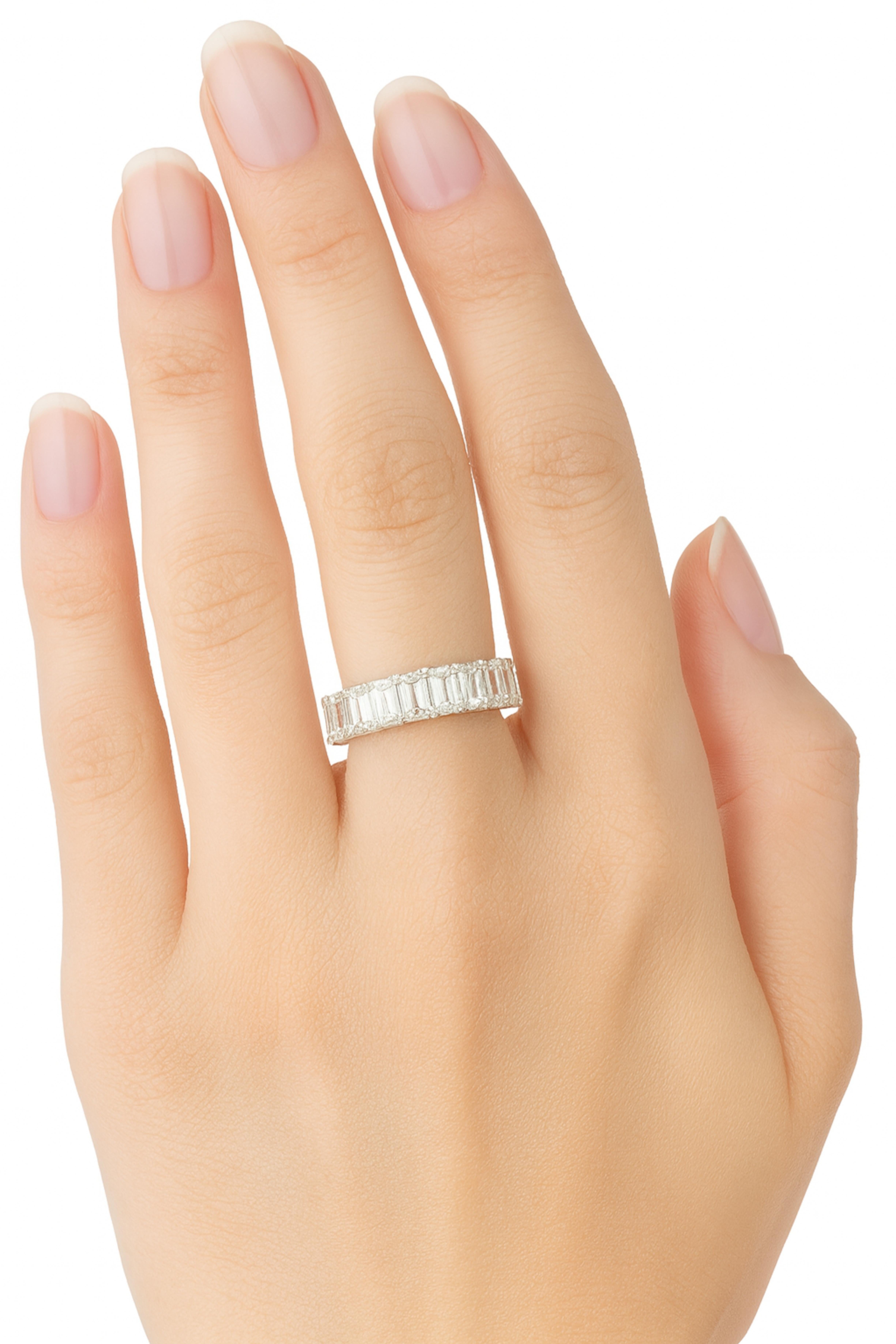 Diamante natural talla esmeralda de 4,37 quilates  Anillo de eternidad Corte esmeralda en venta