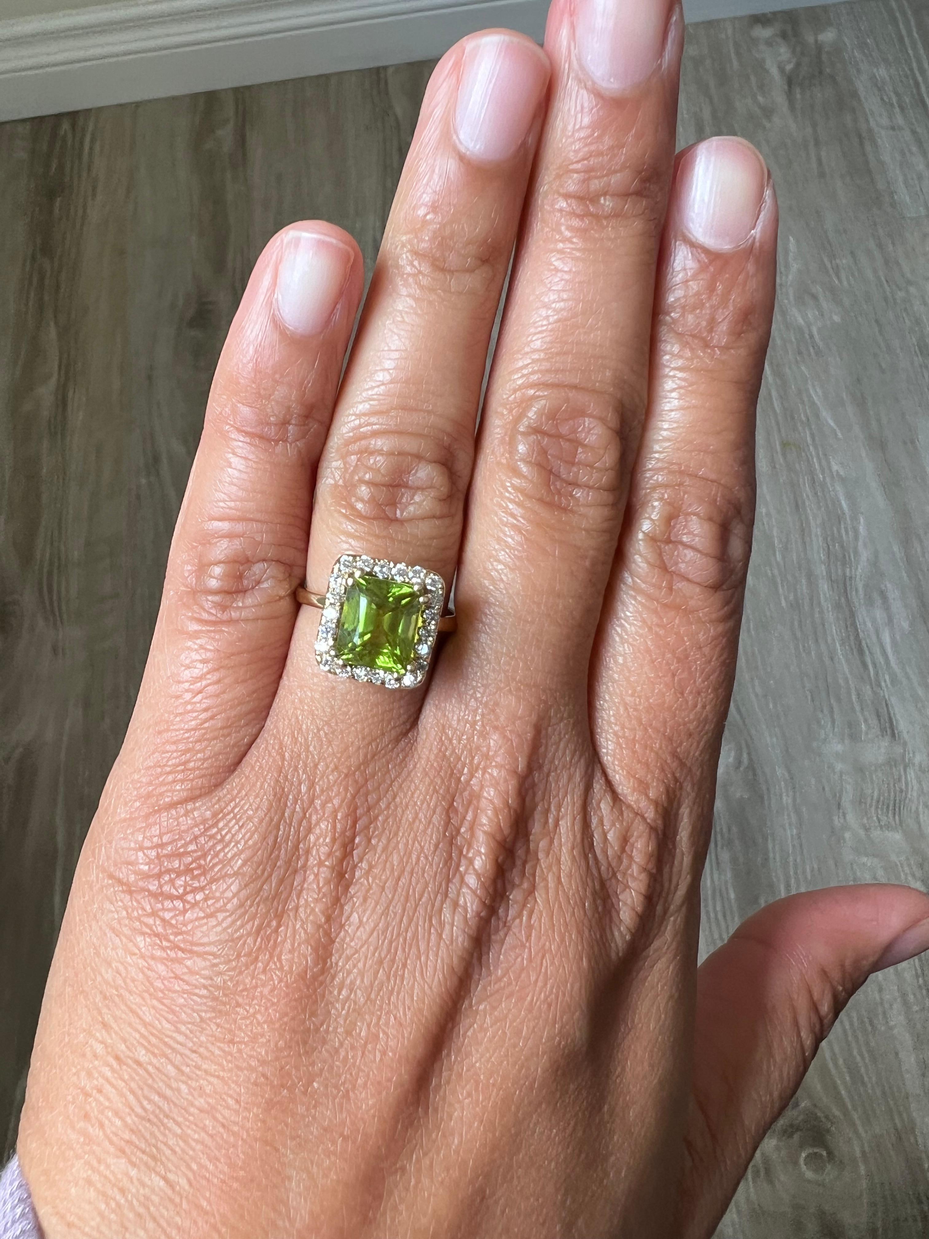 4.37 Carat Peridot Diamond Yellow Gold Ring In New Condition For Sale In Los Angeles, CA