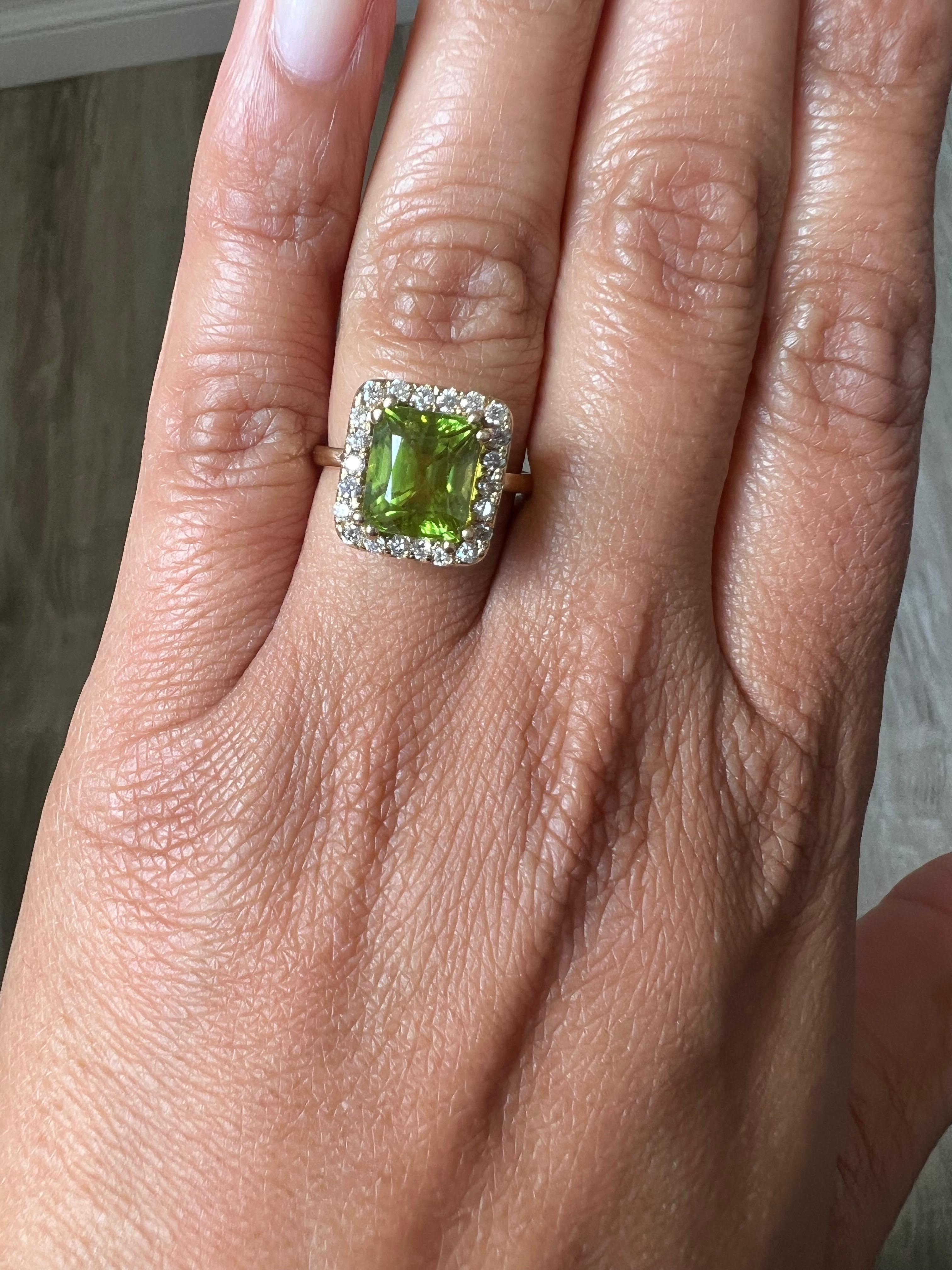 4.37 Carat Peridot Diamond Yellow Gold Ring In New Condition For Sale In Los Angeles, CA