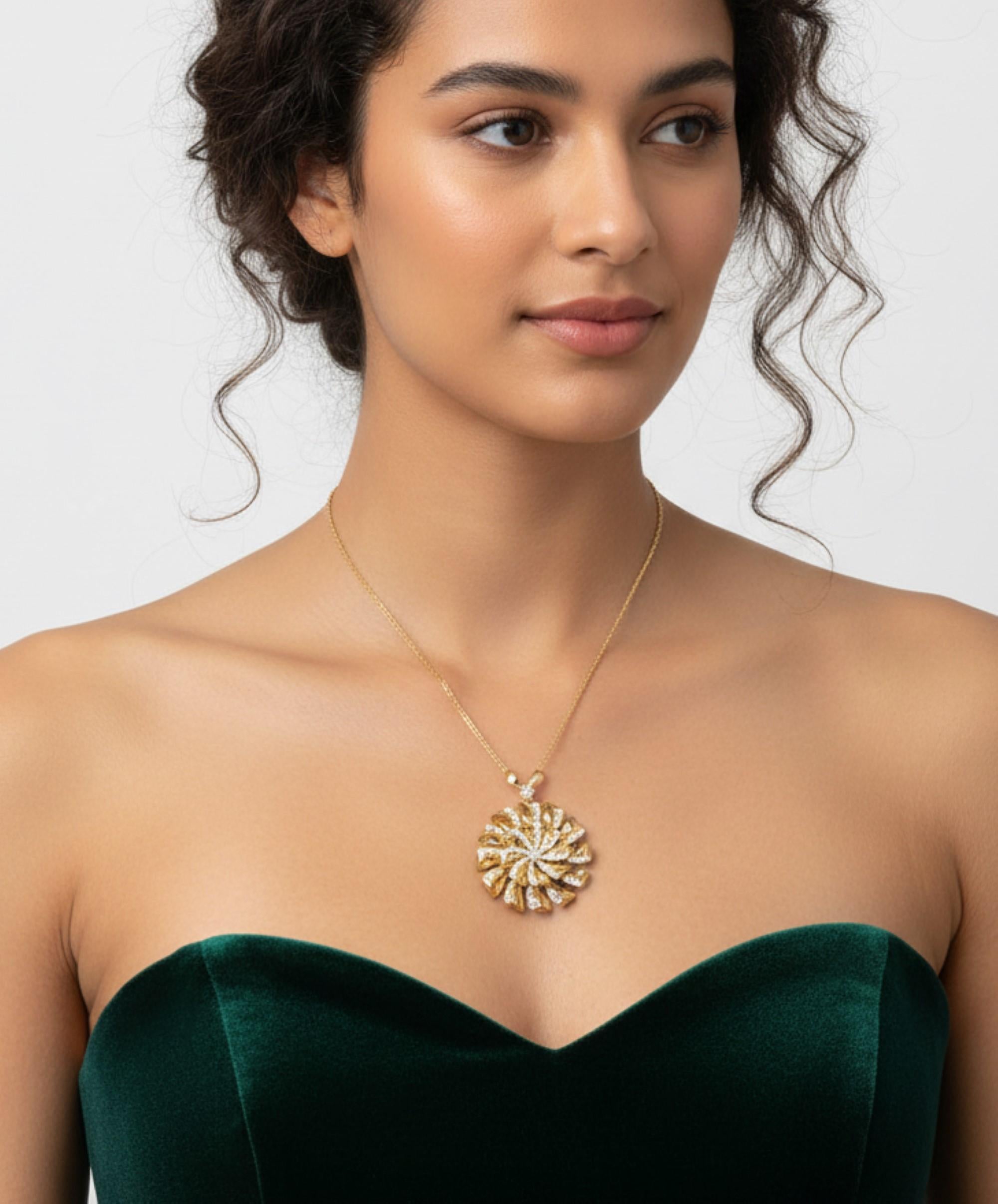 4,37 carati SI/H Collana con ciondolo a forma di nodo di diamante in oro giallo 18 carati H. H.
Questo pezzo mozzafiato è caratterizzato da un diamante di taglio rotondo tempestato di fiori d'oro massiccio, per una collana con ciondolo di grande