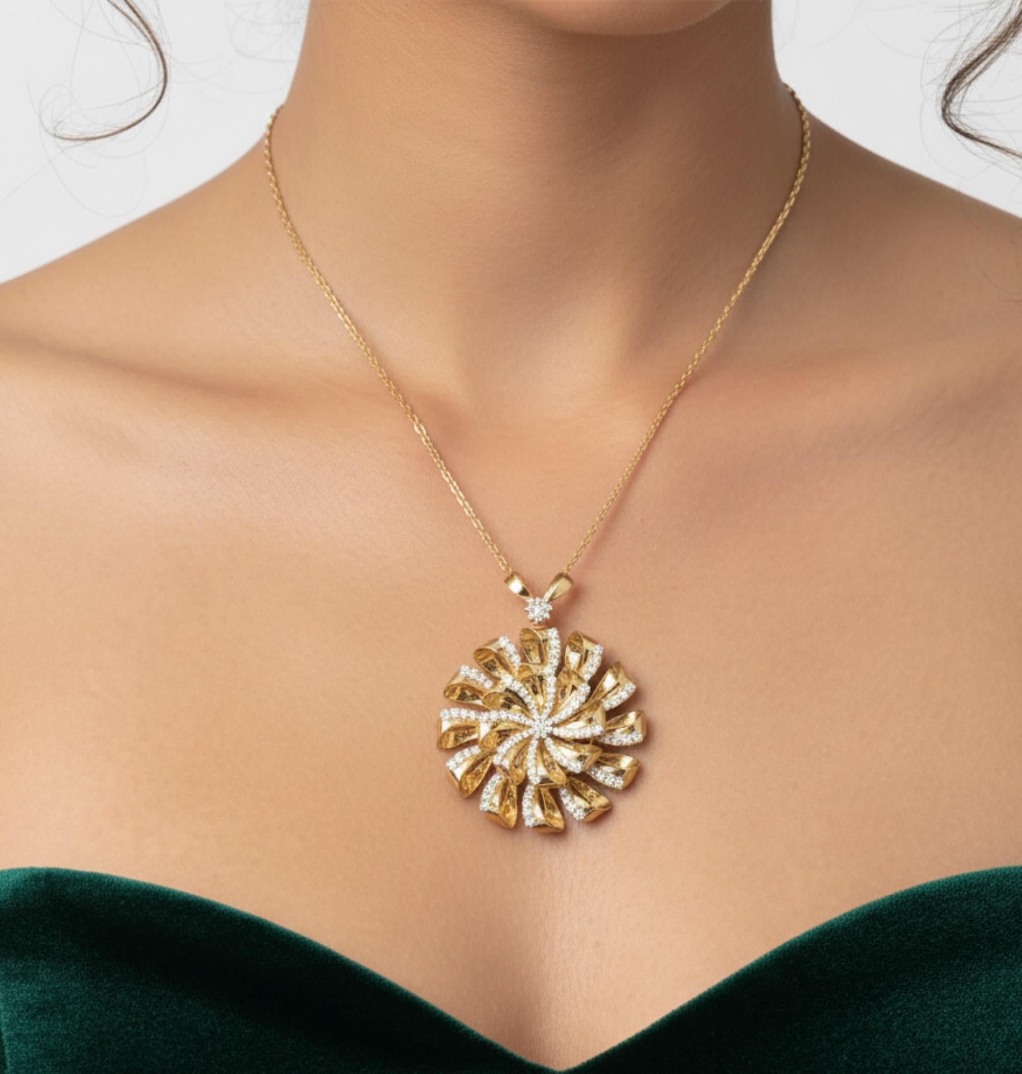Contemporaneo 4,37 carati SI/H Collana con ciondolo a forma di nodo di diamante in oro giallo 18 carati H. H. in vendita