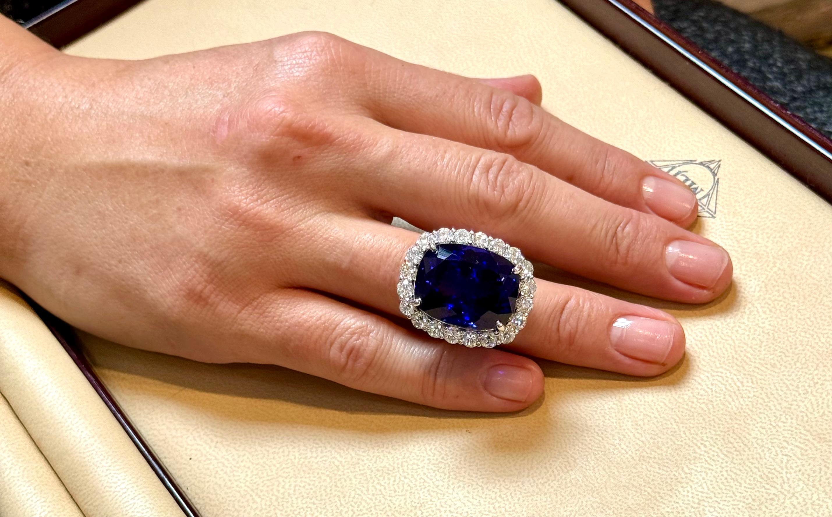 43,74 carati di tanzanite con taglio a cuscino e 4 carati di tanzanite.  Anello con diamante in oro bianco 14K misura 6,5 in vendita 7