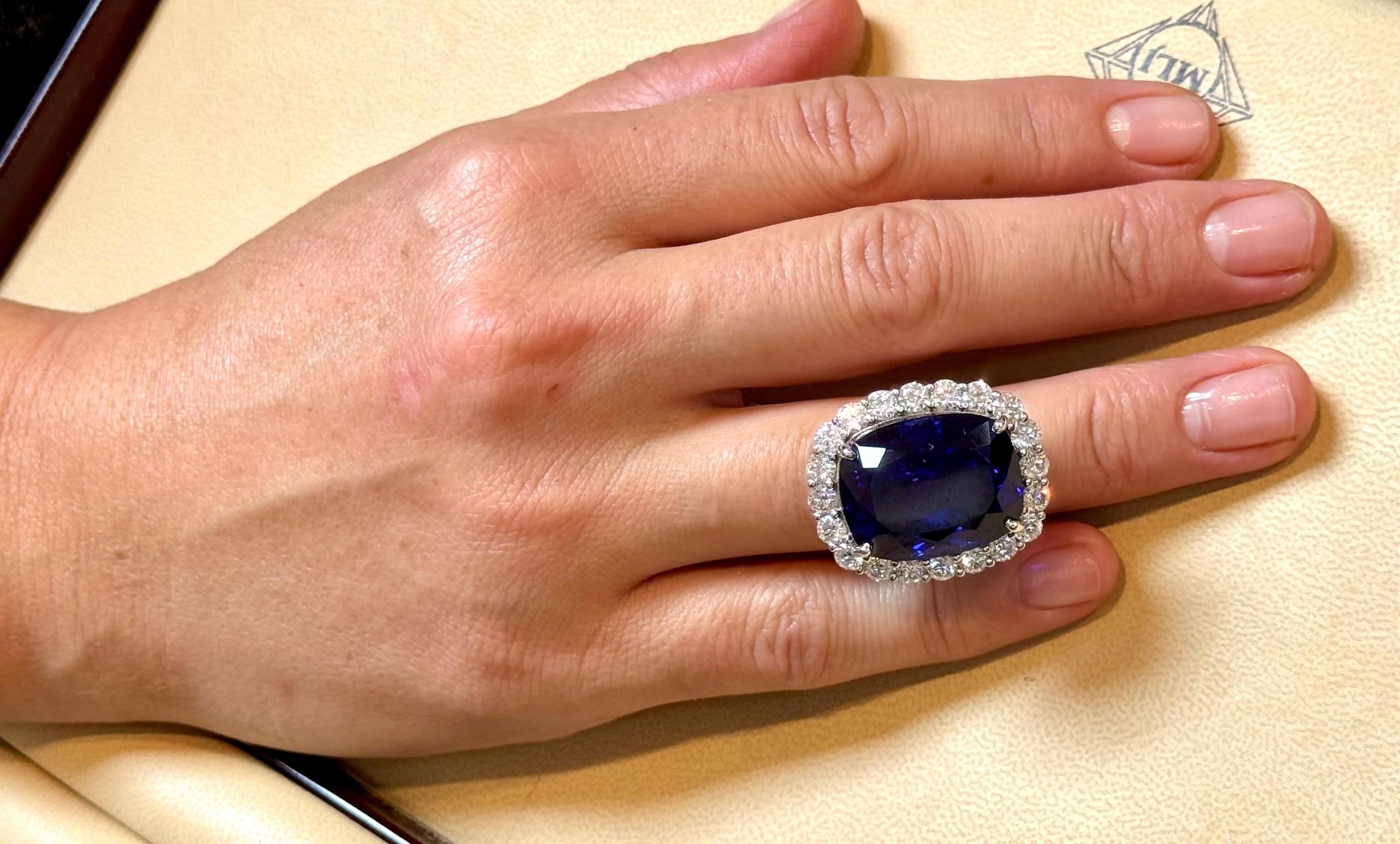 43,74 carati di tanzanite con taglio a cuscino e 4 carati di tanzanite.  Anello con diamante in oro bianco 14K misura 6,5 in vendita 8