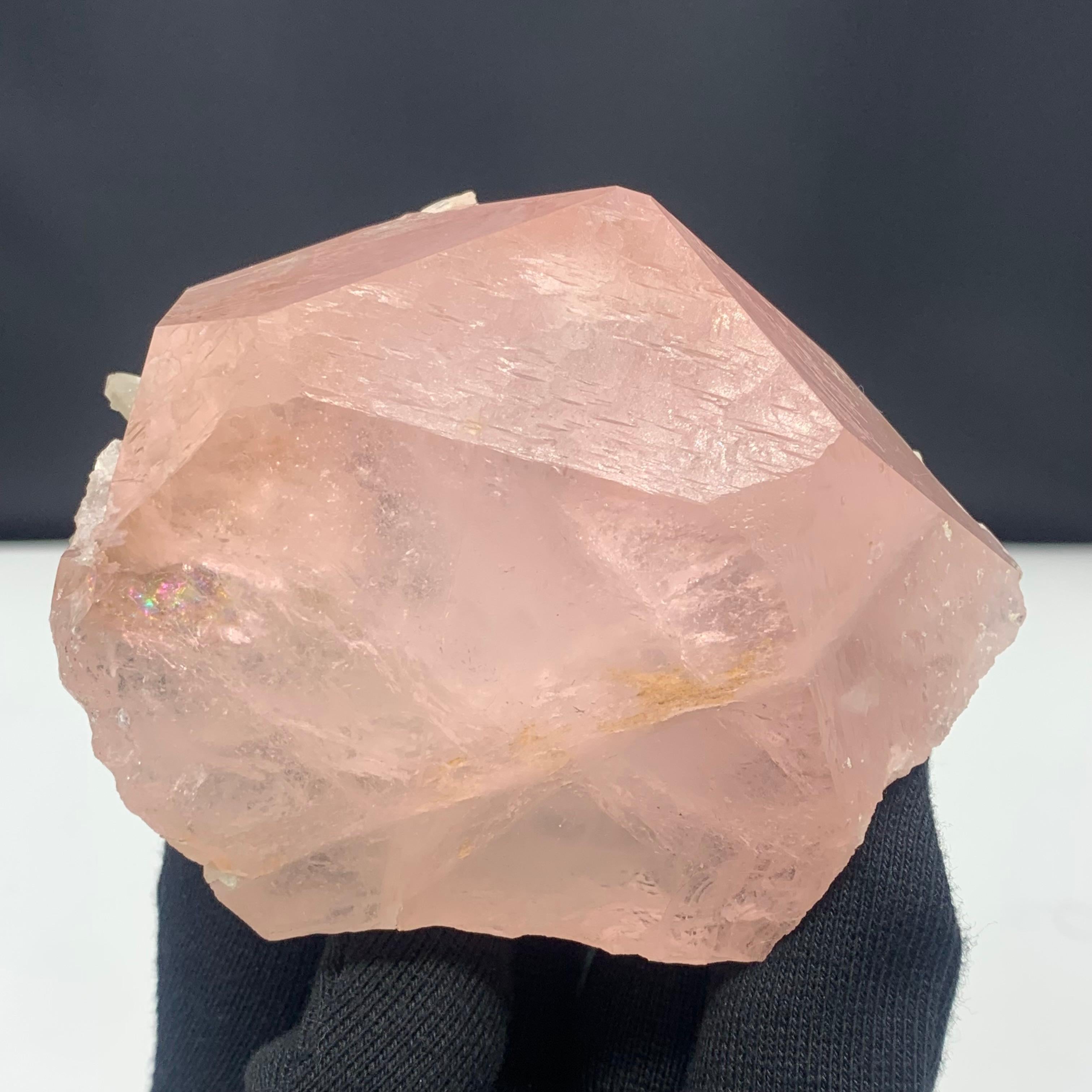 437.51 Gram Lovely Morganite Specimen With Muscovite From Kunar, Afghanistan  In Good Condition For Sale In Peshawar, PK