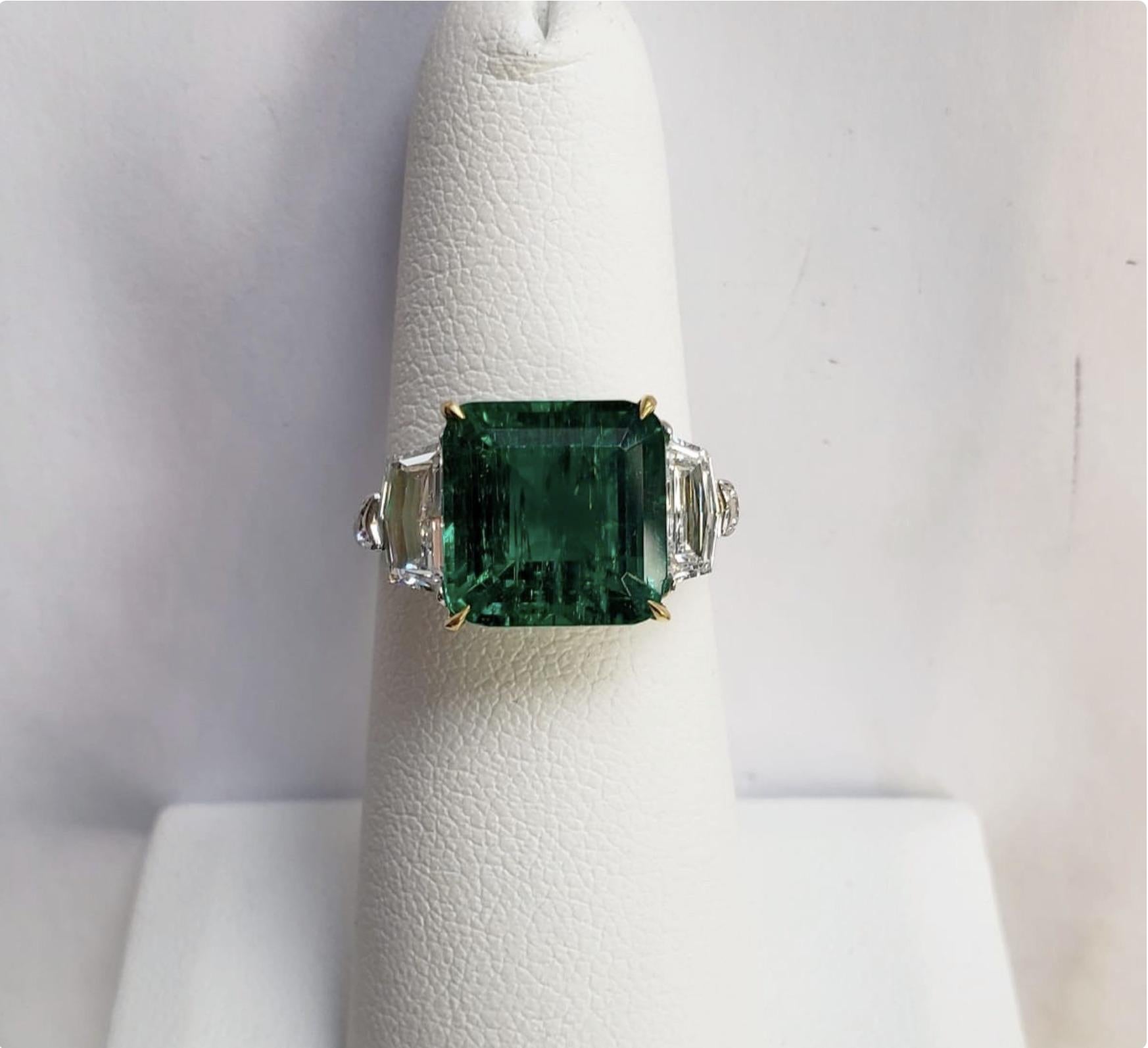 Un tesoro raro y refinado, este anillo excepcional centra una esmeralda colombiana de 4,37 quilates, certificada No Oil tanto por AGL como por SSEF, los laboratorios gemológicos más respetados del mundo. Con un tono verde muy saturado y una