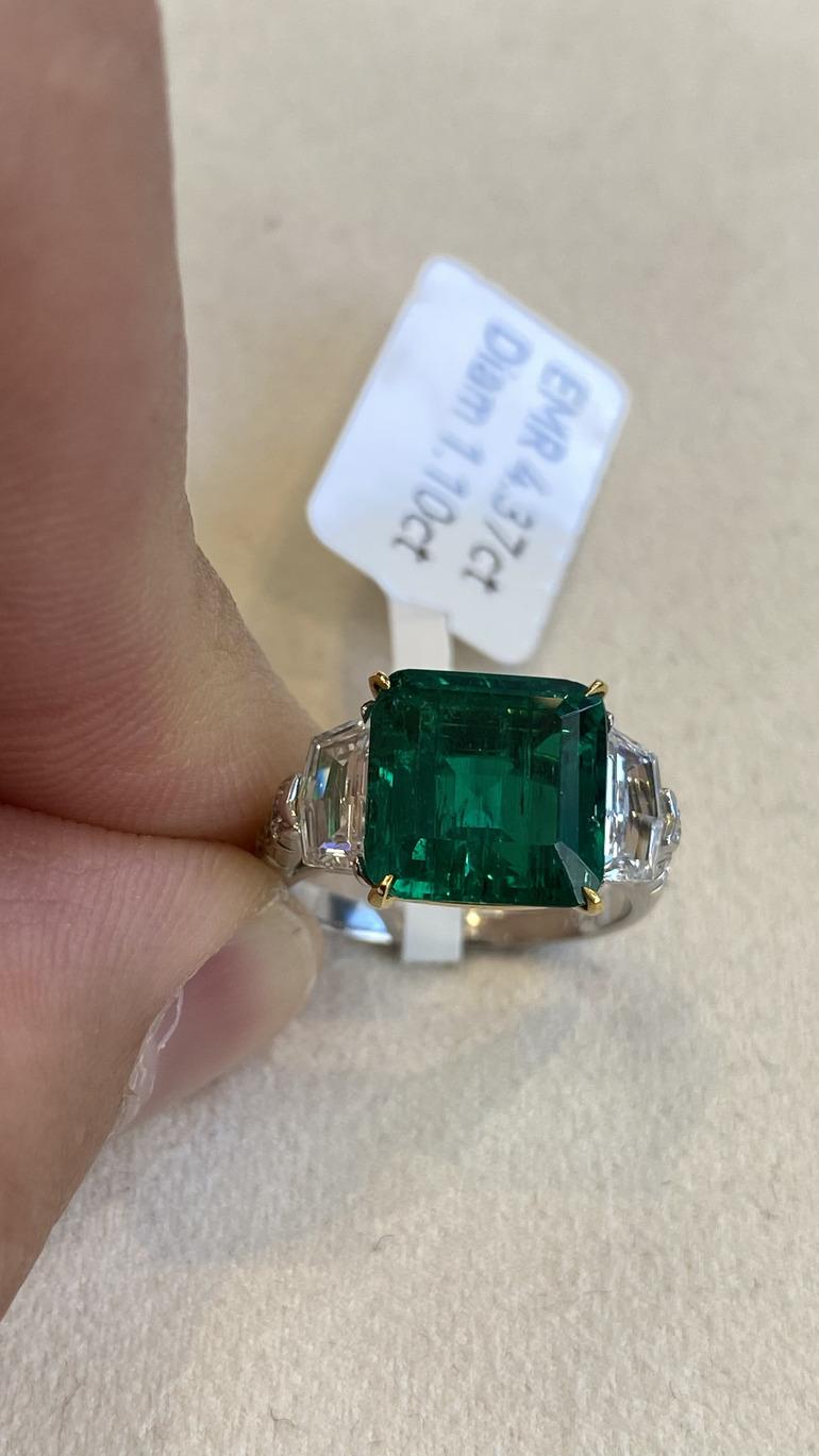 Anillo de diamantes y esmeraldas colombianas sin aceite, certificado AGL y SSEF en Excelente estado para la venta en New York, NY