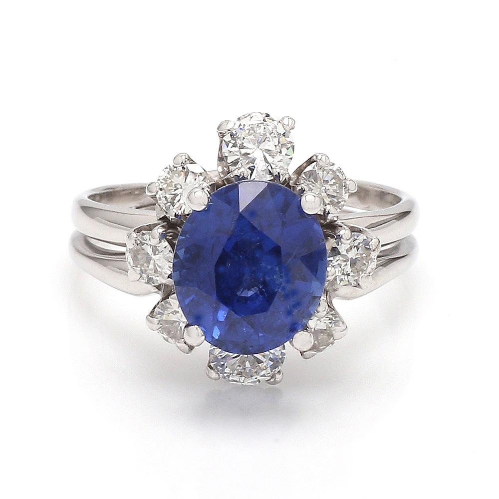 Bague avec saphir bleu ovale de 4,37 carats et diamants, taille 8,75

Cette magnifique bague présente un saphir bleu ovale de 4,37ct, serti dans de l'or blanc 14K et rehaussé de 1,00ctw de diamants ronds de taille brillant. De taille 8,75 et