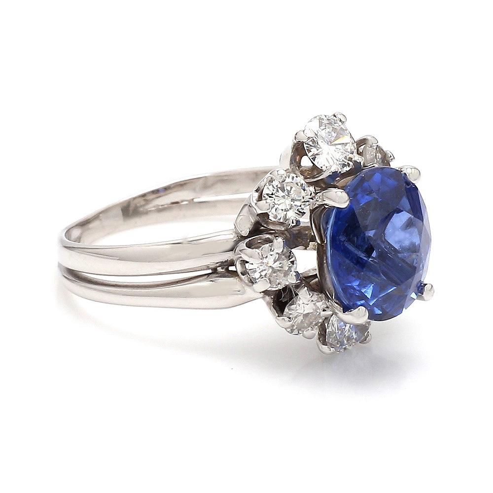 Taille ovale Bague avec saphir bleu ovale de 4,37 carats et diamants, taille 8,75 en vente