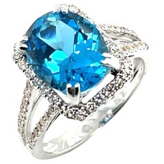 Bague cocktail en or blanc 18 carats, topaze bleue de 4,38 carats et halo de diamants 