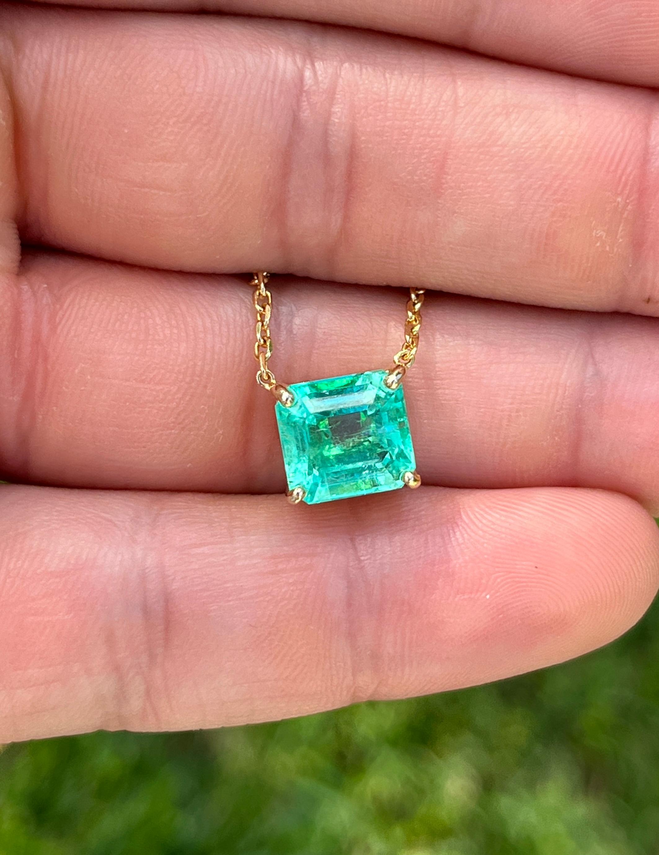 Modern 4.38 Carat Colombian Emerald in 18K Gold Floating Connecting Chain Necklace For Sale
