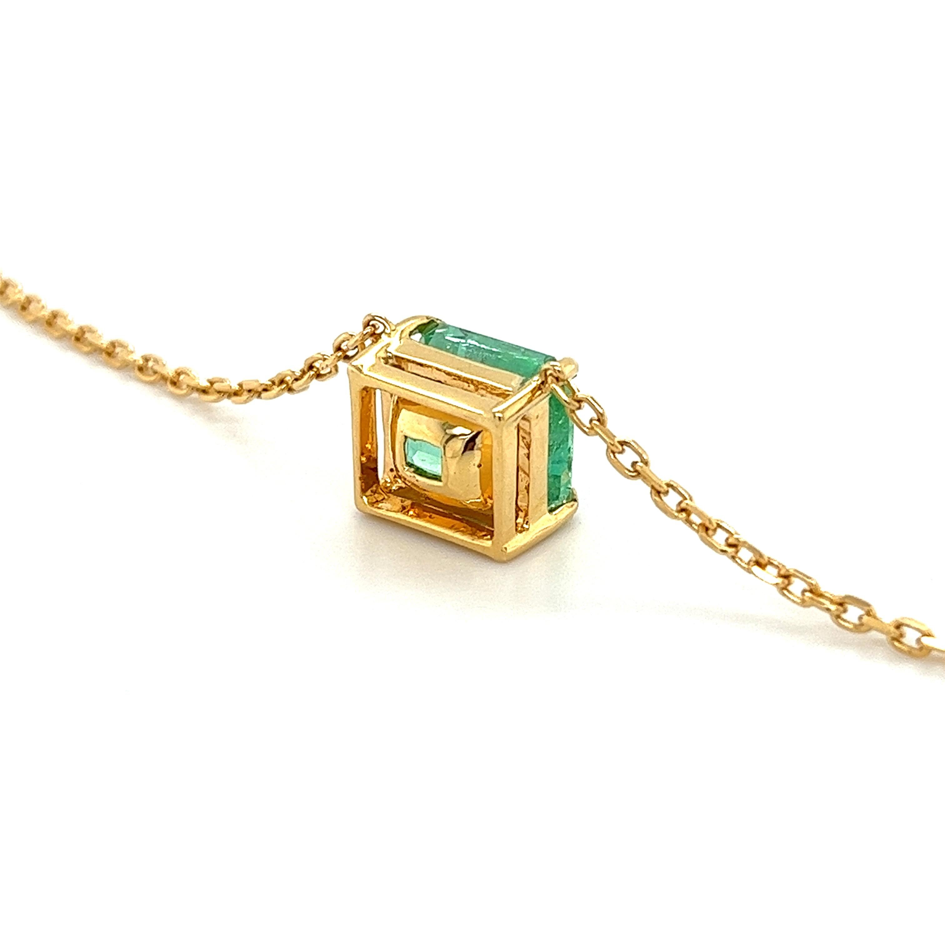 4.38 Carat Colombian Emerald in 18K Gold Floating Connecting Chain Necklace In New Condition For Sale In Miami, FL