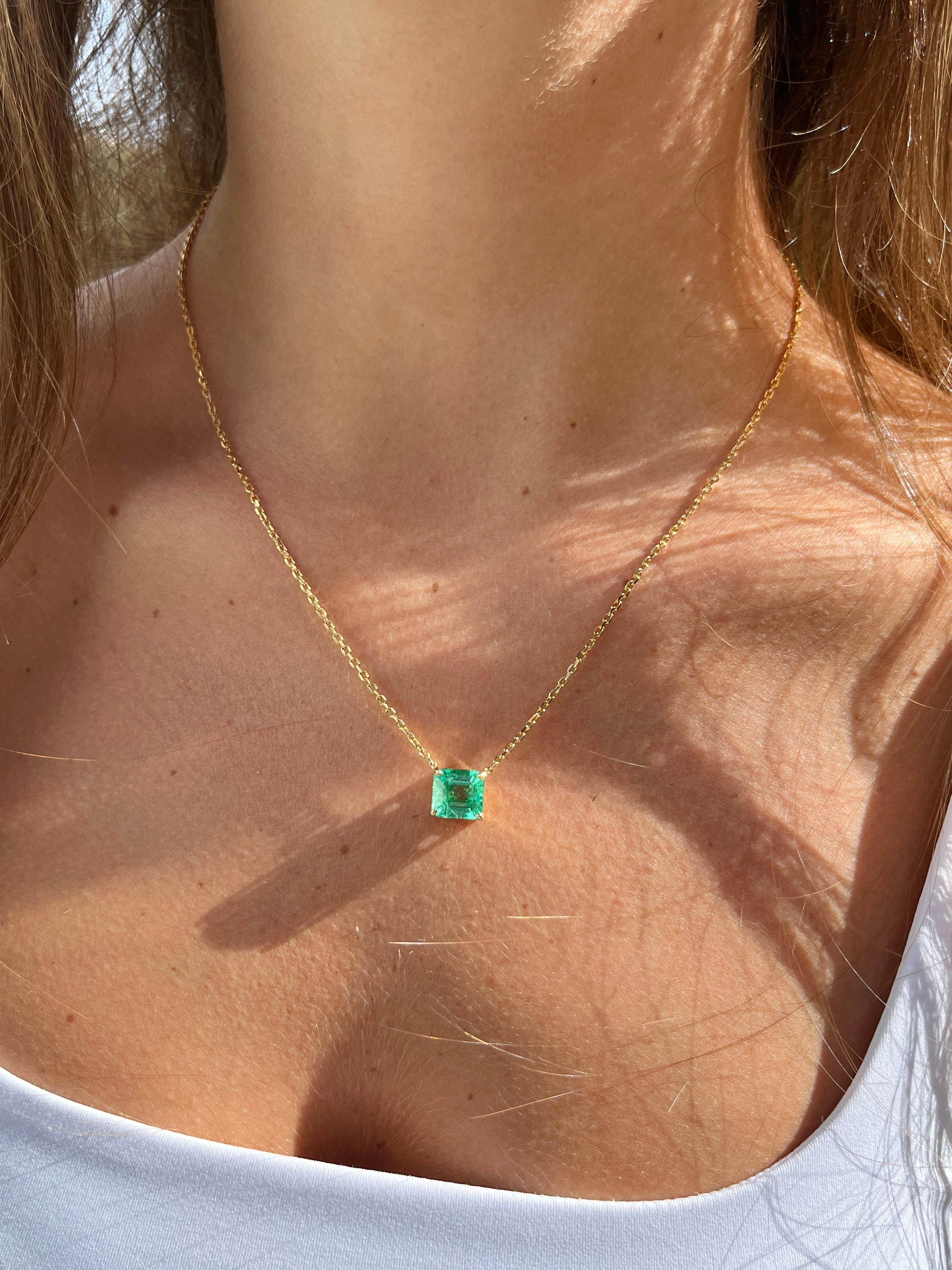 4.38 Carat Colombian Emerald in 18K Gold Floating Connecting Chain Necklace For Sale 1