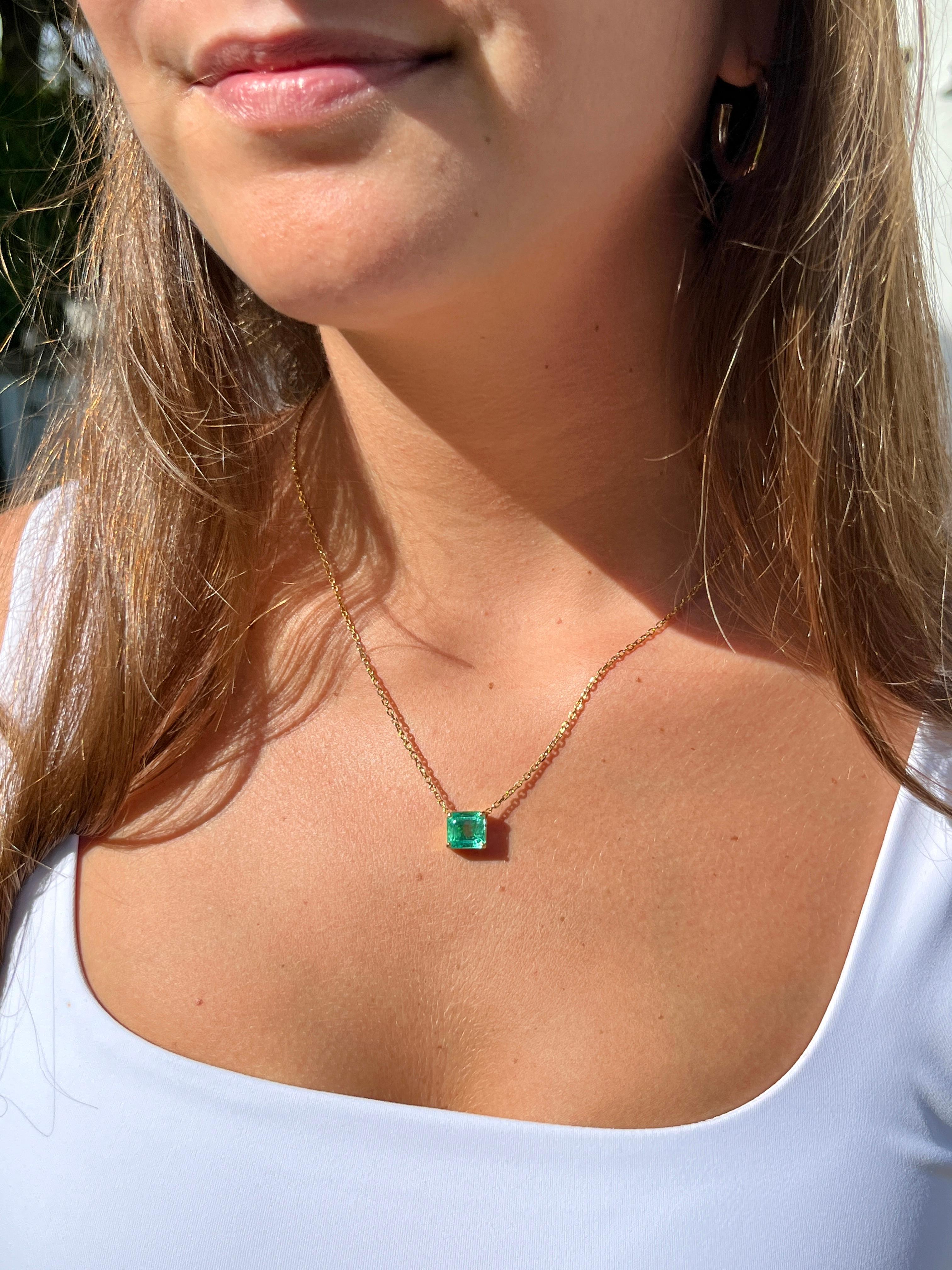 4.38 Carat Colombian Emerald in 18K Gold Floating Connecting Chain Necklace For Sale 3