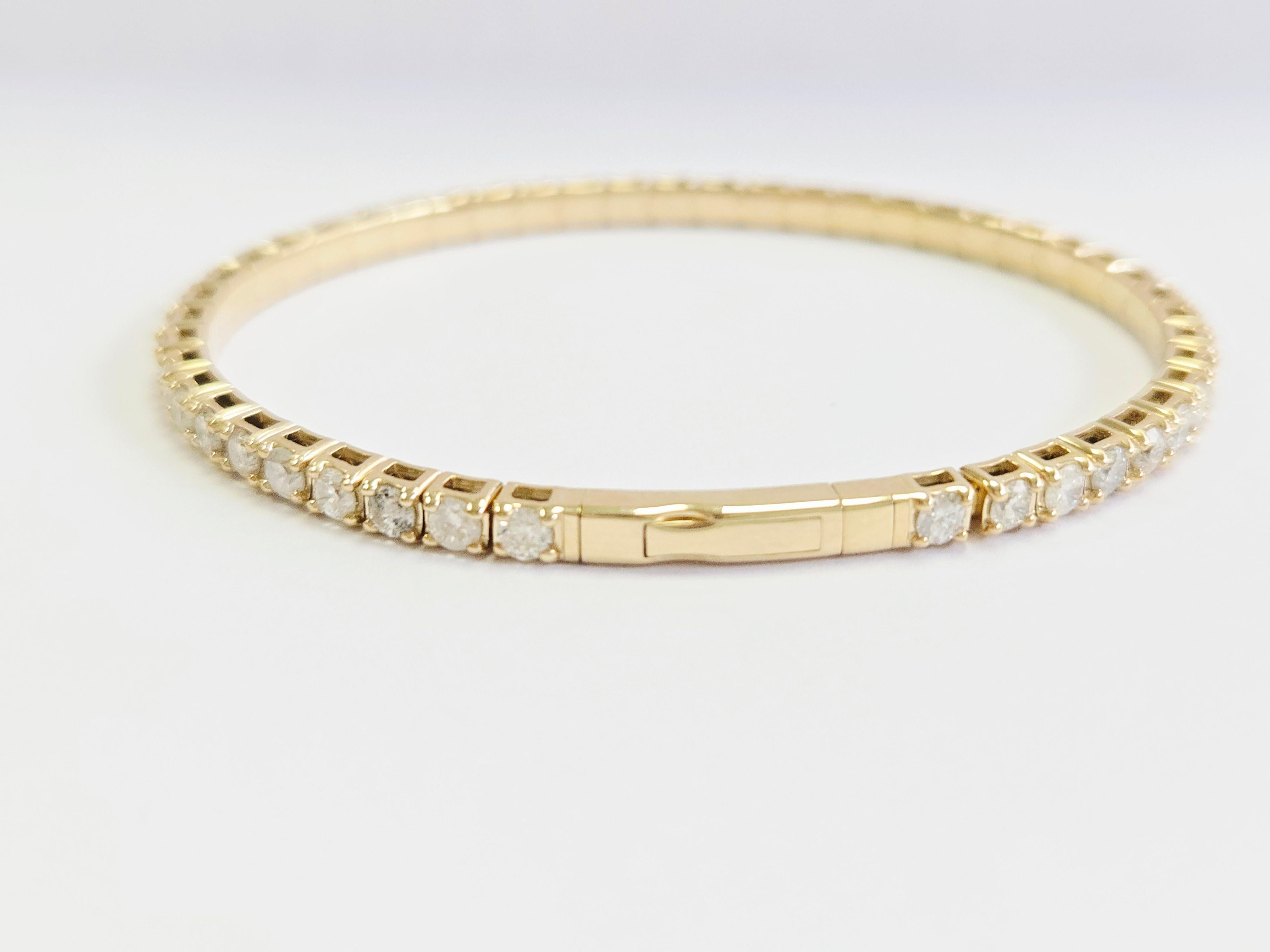 Este Brazalete Flexible de 4.38 Quilates es una impresionante pieza de joyería diseñada con elegancia y sofisticación. 

Peso en quilates: 4.38 quilates, con una cantidad significativa de diamantes naturales bellamente engastados alrededor de todo