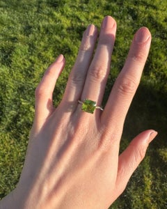 Cocktailring mit 4,38 Karat Peridot und 0,14 Karat Diamanten