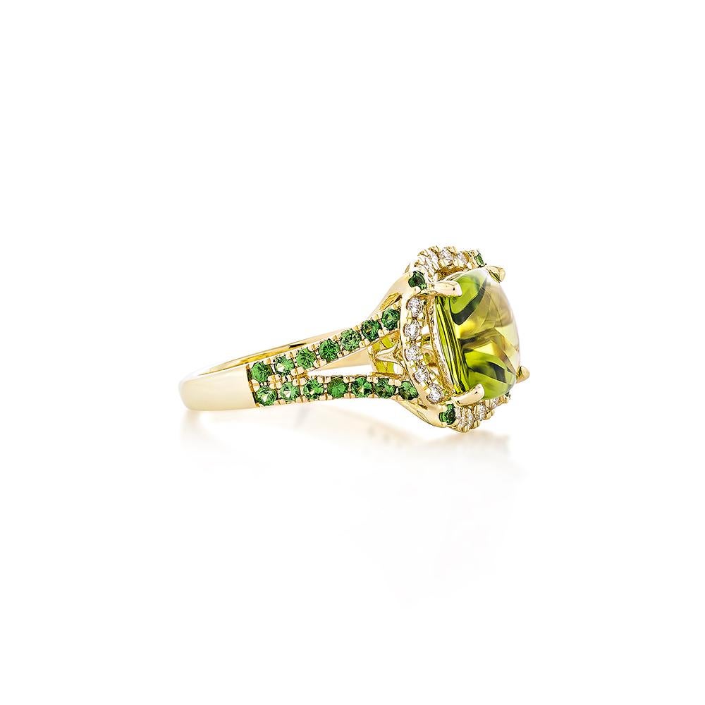 Diese Kollektion bietet eine Auswahl der Olivia-Farbtöne des Peridots. Dieser Ring mit Tsavorit und Diamanten in Gelbgold ist ein einzigartiges Design, das ein reiches und königliches Aussehen bietet.

Peridot Fancy Ring in 18 Karat Gelbgold mit