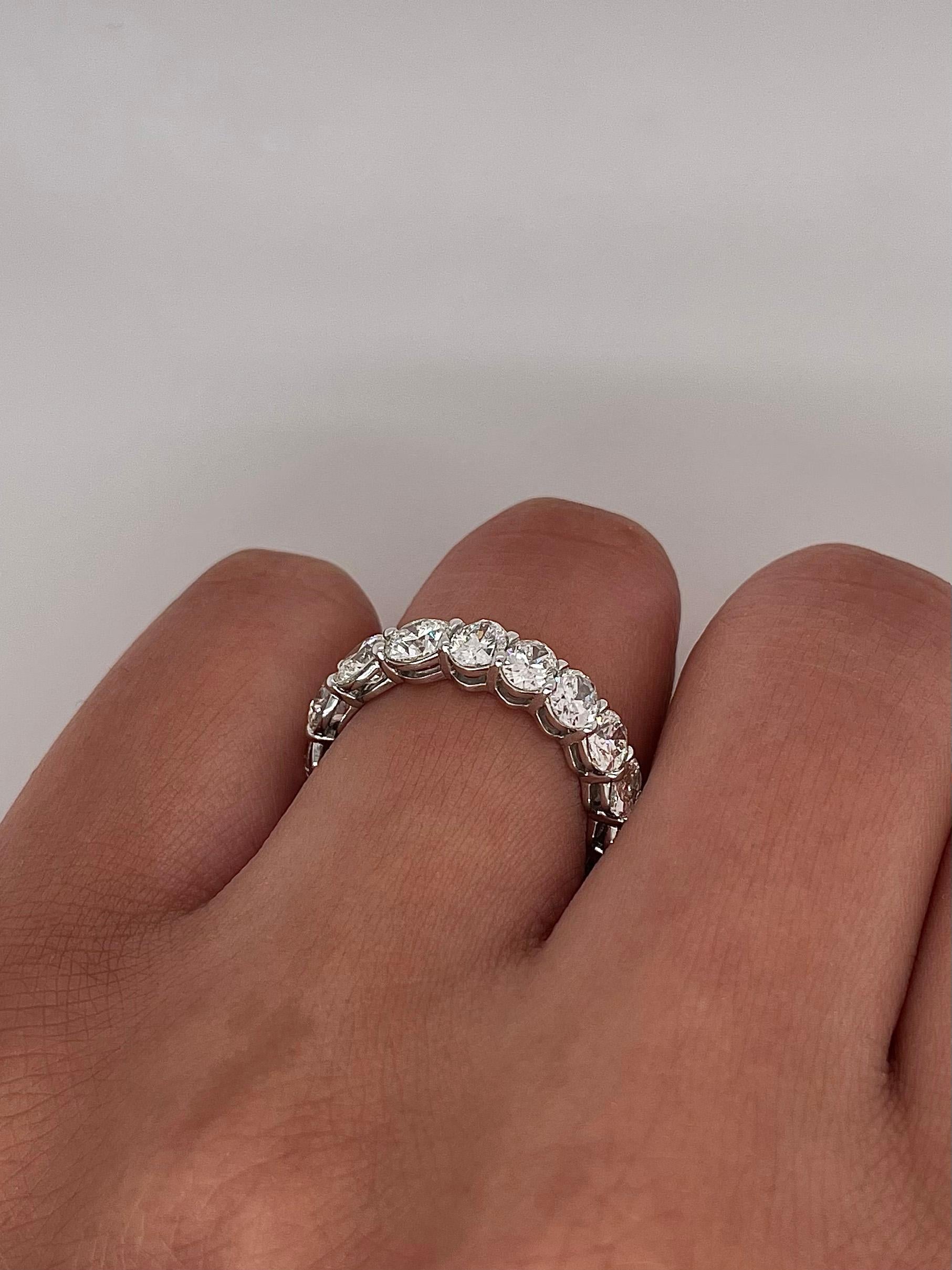 4,38 Karat Gesamtkarat Shared Prong Diamant Ewigkeitsring aus Platin im Zustand „Neu“ im Angebot in New York, NY