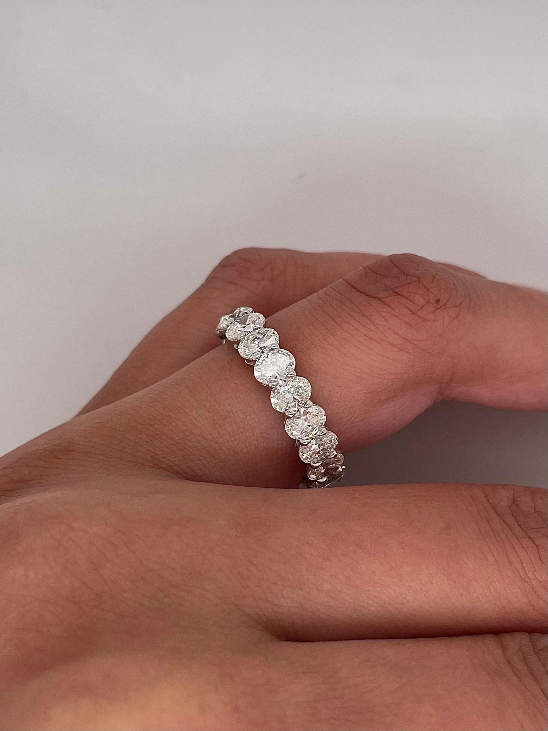 4,38 Karat Gesamtkarat Shared Prong Diamant Ewigkeitsring aus Platin Damen im Angebot