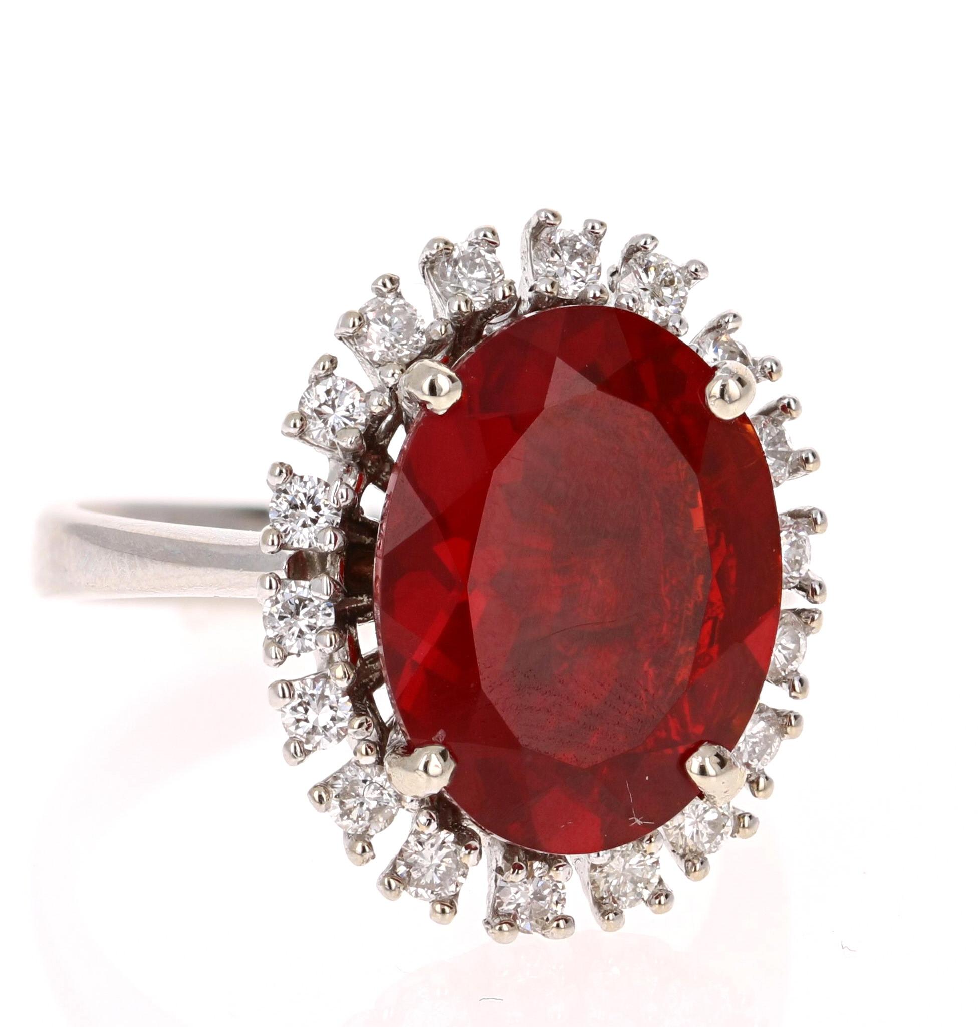 Diese starke und scharfe  Red Fire Opal Ring ist einfach atemberaubend!

Der Feueropal wiegt 3,87 Karat und ist von 18 Diamanten im Rundschliff umgeben, die 0,52 Karat wiegen. 

Er ist in 14K Weißgold gefasst und wiegt ungefähr 6,8 Gramm. 

Die