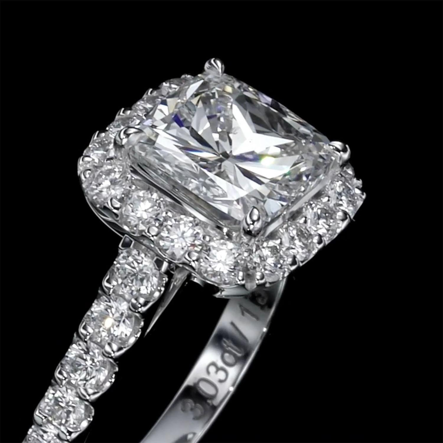 Wir stellen Ihnen Faith vor, einen atemberaubenden Diamantring, der Ihnen den Atem rauben wird. Dieses einzigartige Schmuckstück enthält einen wunderschönen natürlichen Diamanten im Kissenschliff von 3,03 Karat, der von einem Halo aus exquisiten