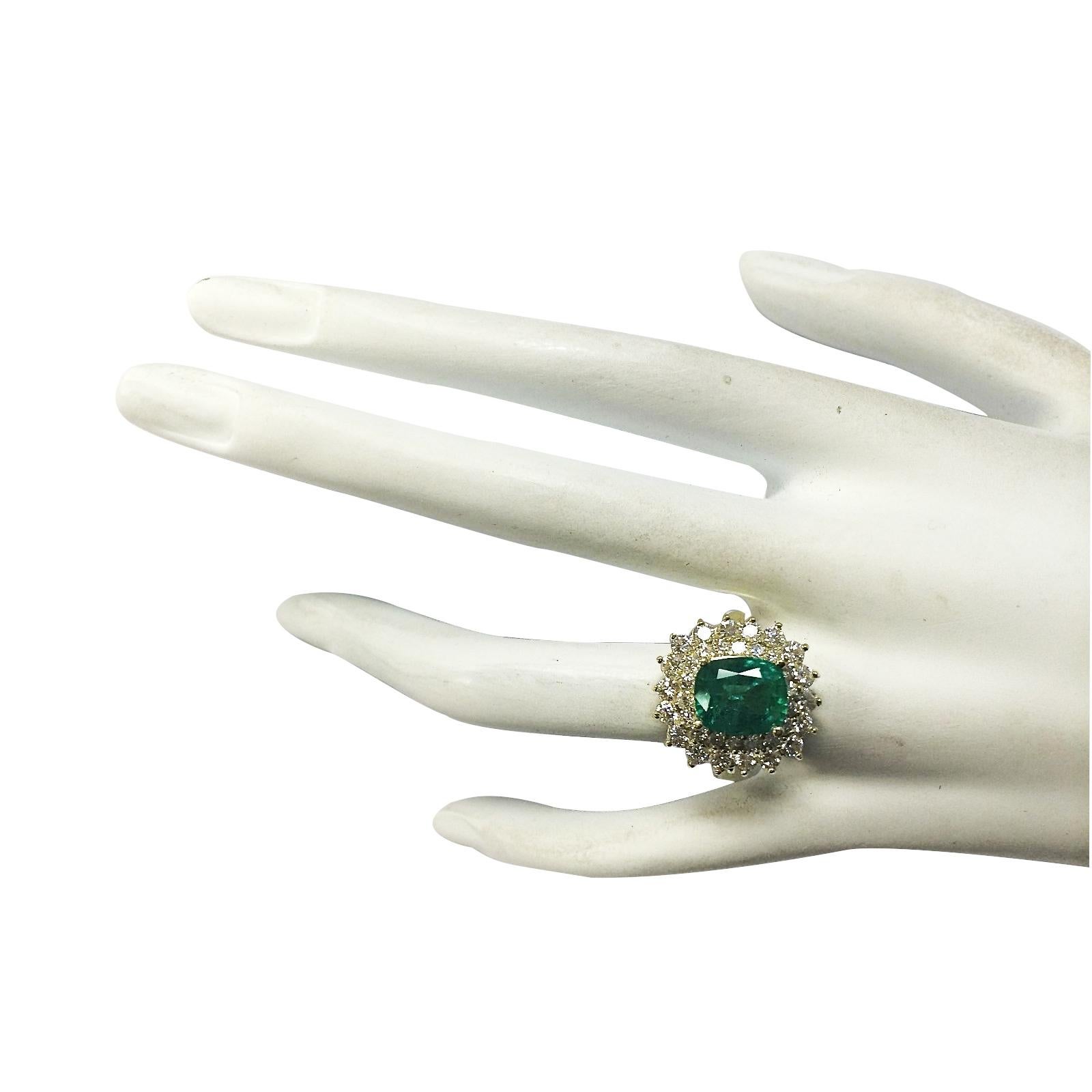 Emerald Diamond Ring In 14 Karat Yellow Gold In New Condition For Sale In Manhattan Beach, CA