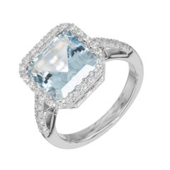 Bague en or blanc 18 carats avec une aigue-marine carrée de 4,39 carats entourée d'un halo de diamants