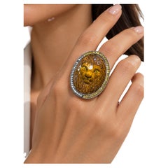 Bague « Lion » en or et argent, sertie de diamants jaunes et blancs de 4,39 carats et d'une topaze taillée à la main