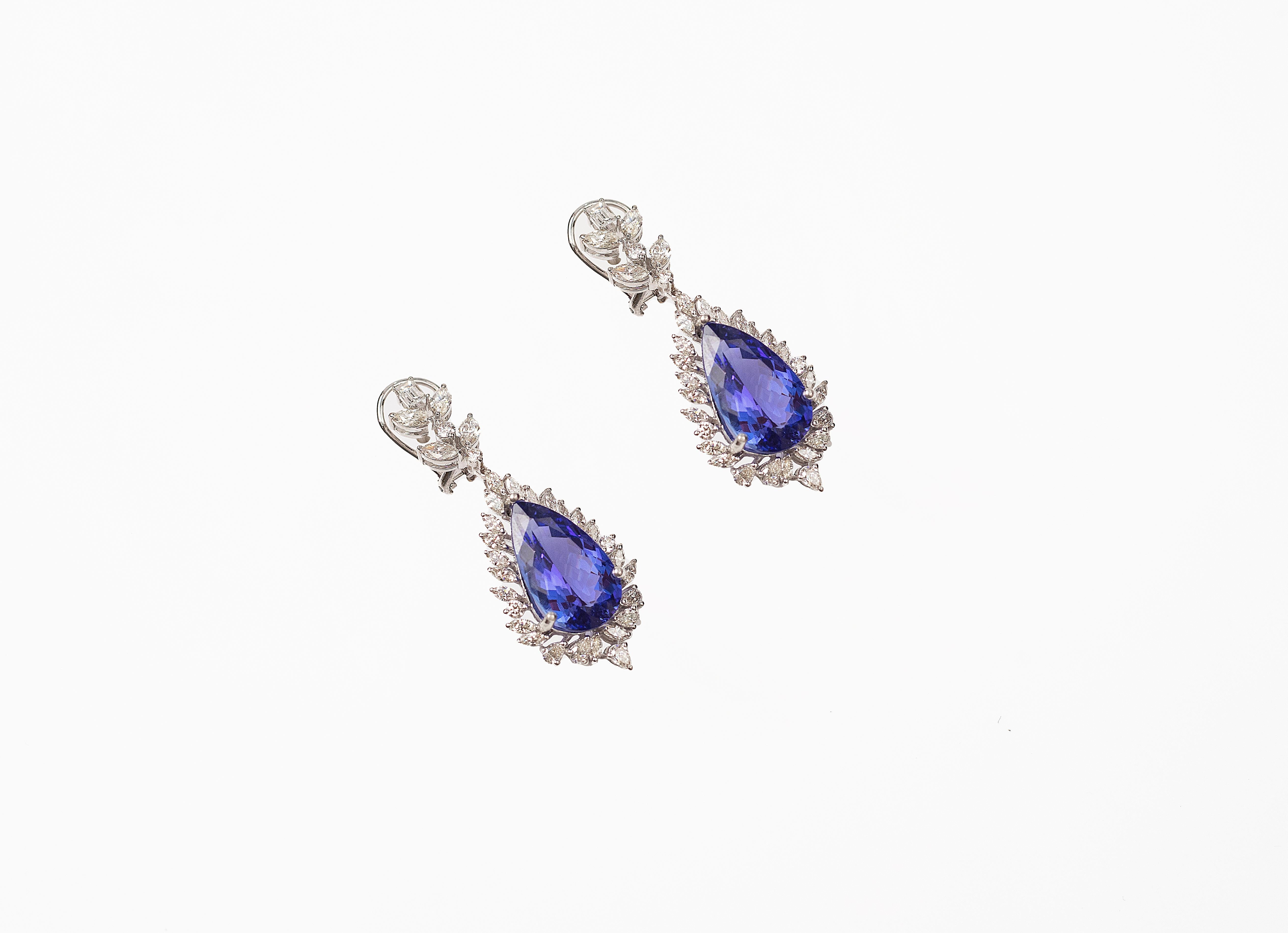 Handcrafted Dangling Earring in 18k Gold Studded with Natural Fancy Shape Diamonds and Natural Pear Shape Tanzanite.
Gold Weight - 12.649 gms

Diamond Clarity - VS
Diamond Colour - H

Pear Shape Natural Tanzanite - 18.87 cts

Post and Clip System