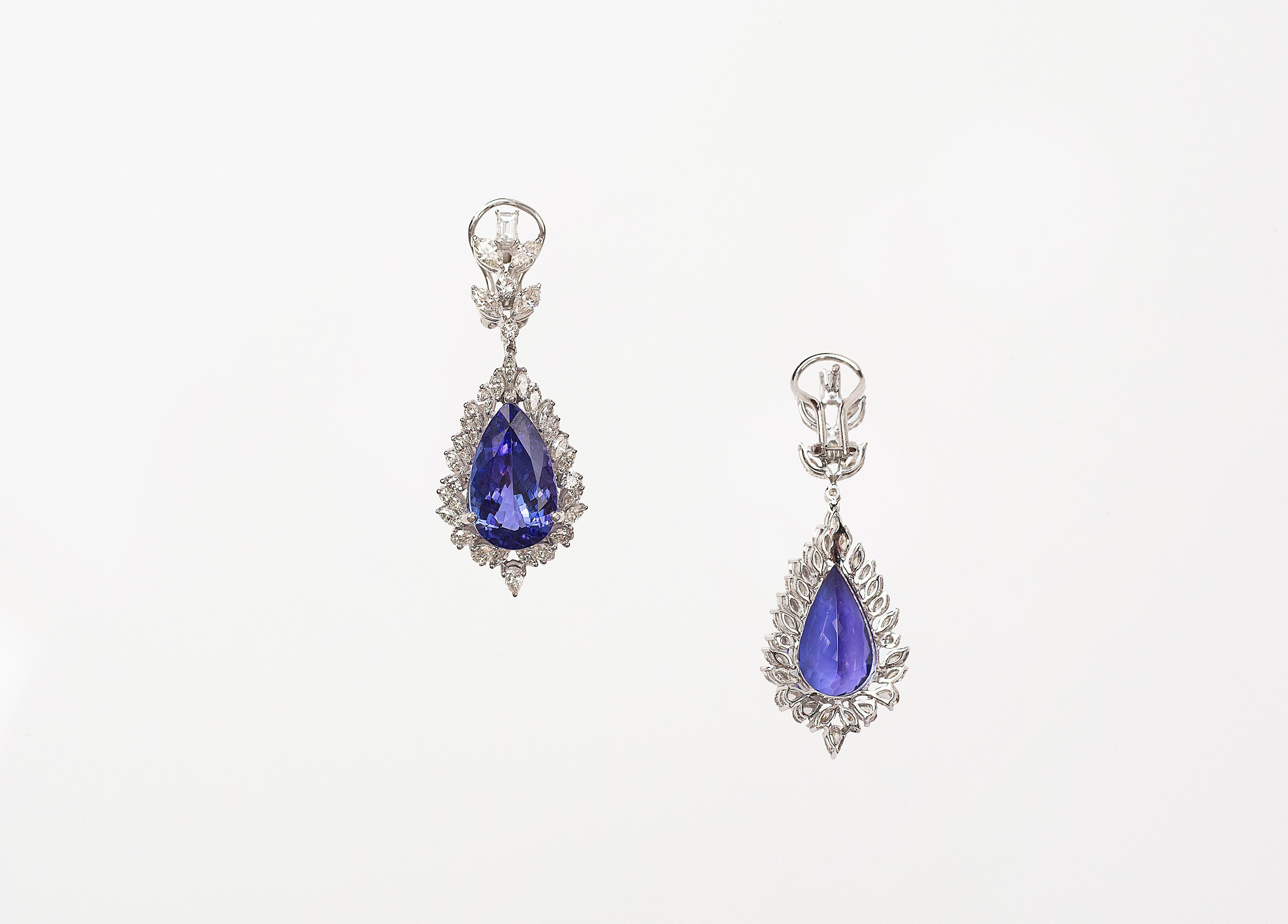 Modern 4.39 Cts Diamond and 18.87 Cts Natural Tanzanite Dangling Earring in 18k Gold For Sale
