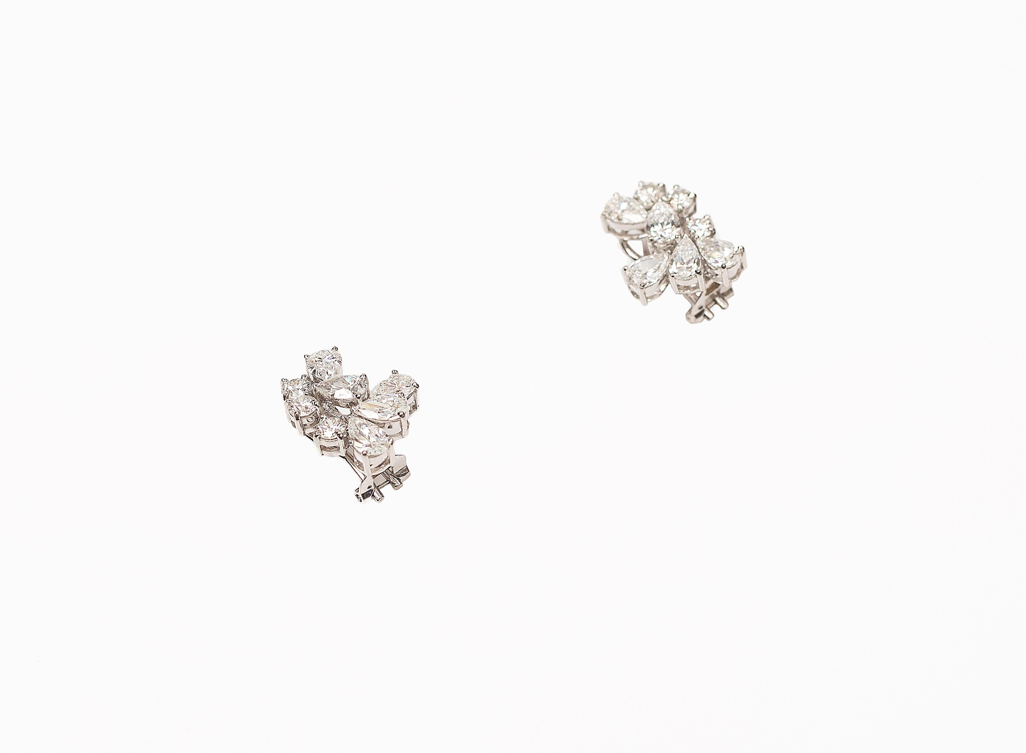 Handcrafted Modern Stud Earrings in 18K Gold Studded with Pear and Round Shape Natural Diamonds.
Gold Weight - 6.222 gms
Diamond Clarity - Vs-Si
Colour - G-H
Shape - Pear and Round
Post and Clip System