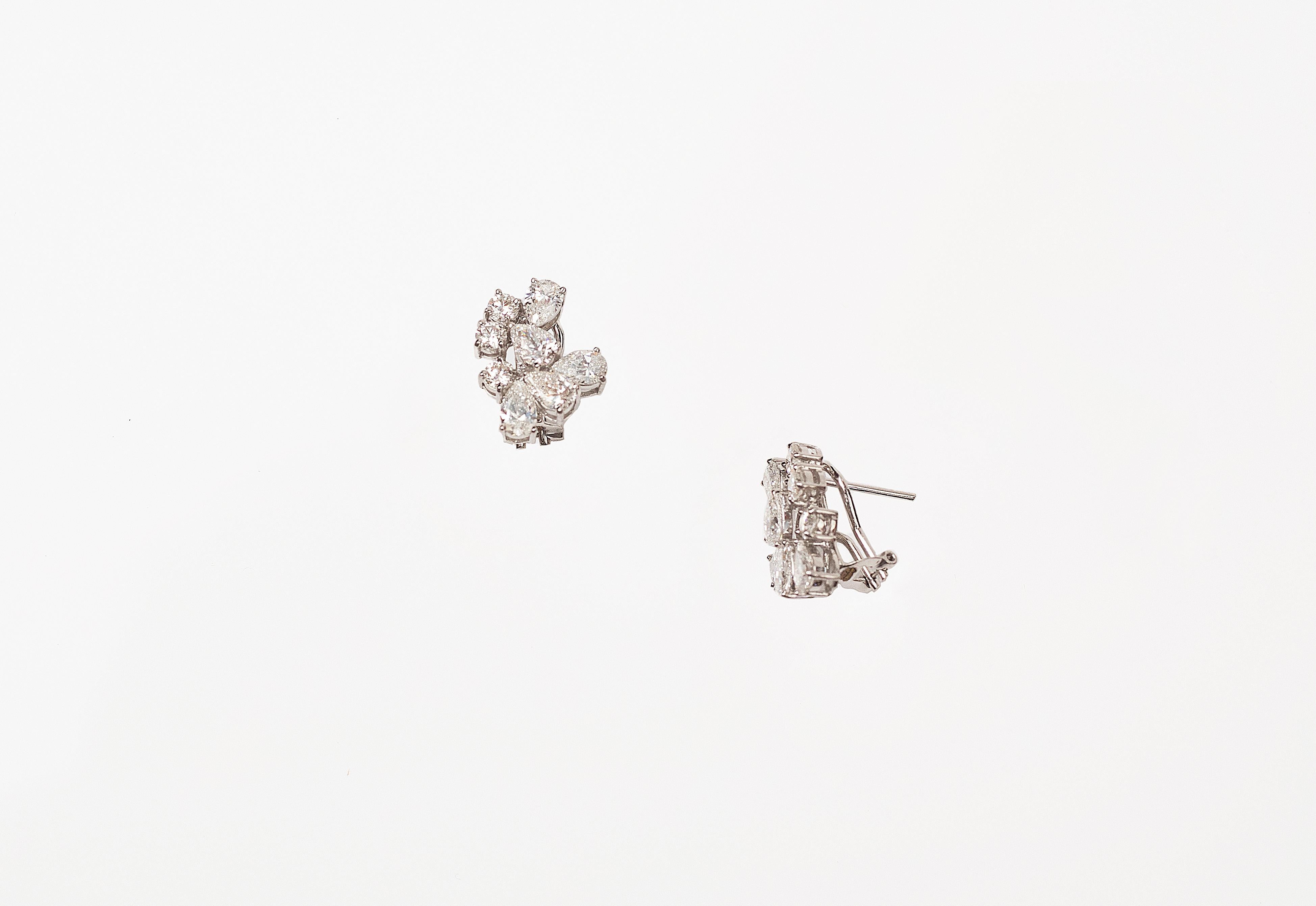 Modern 4.39 cts Diamond Earring Studs in 18K Gold For Sale