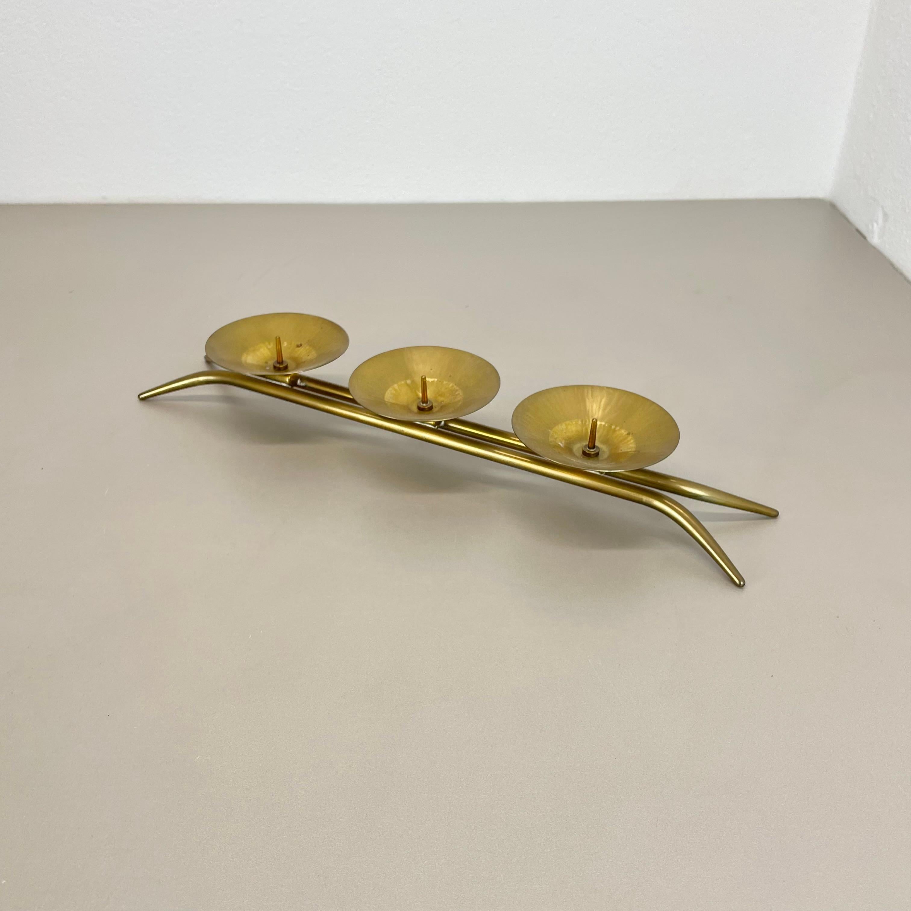 Artikel:

Kerzenhalter-Element


Herkunft:

Österreich


MATERIAL:

Messing


Jahrzehnt:

1950s



Dieser originelle Vintage-Kerzenhalter wurde in den 1950er Jahren in Österreich entworfen und hergestellt. Er ist aus massivem Messing gefertigt und