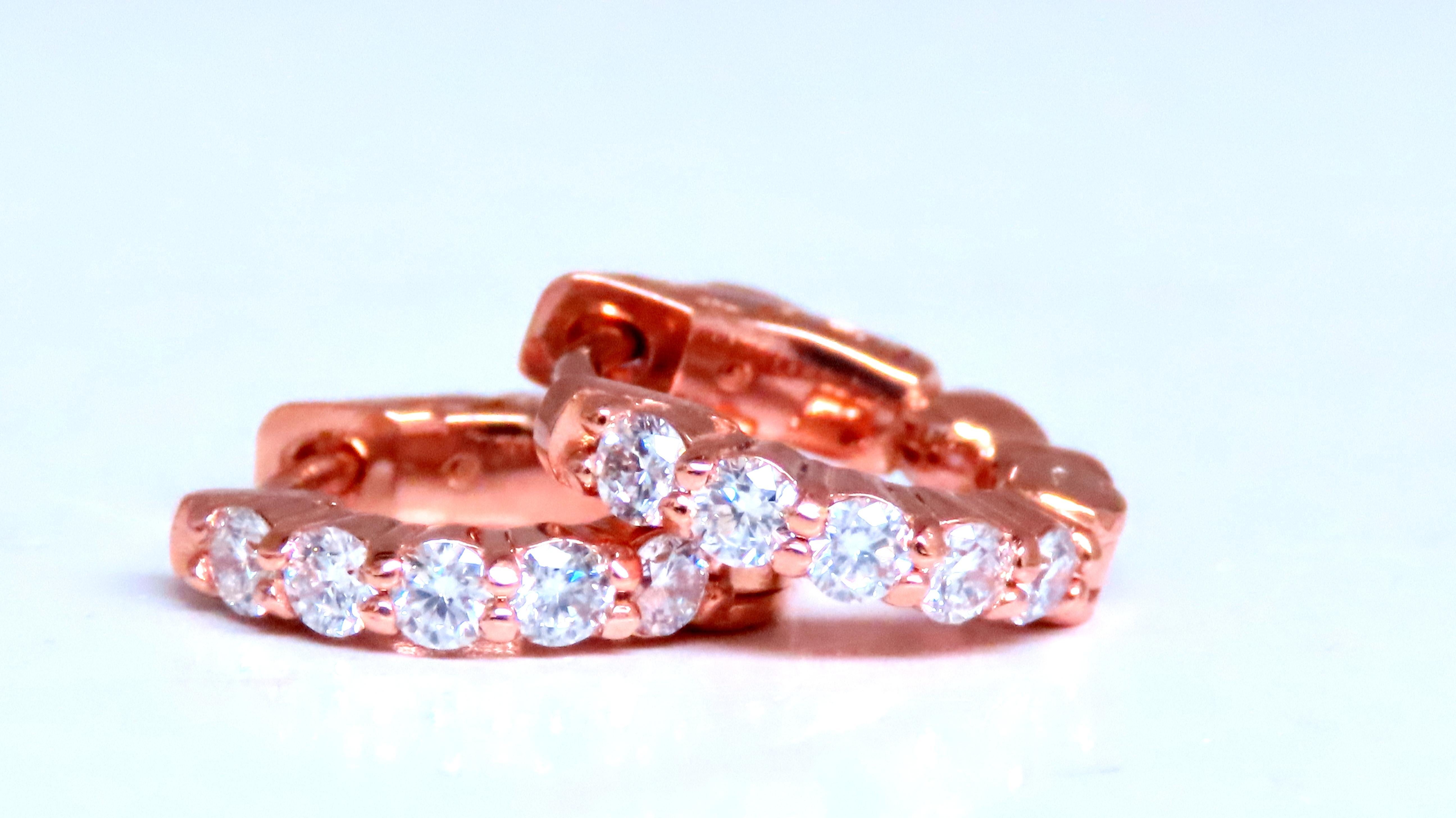 mini pendientes de aro 
.43ct diamantes redondos naturales 
g-color vs-2 claridad 
14 mm de diámetro 
cierre de botón 
Oro rosa de 14 quilates