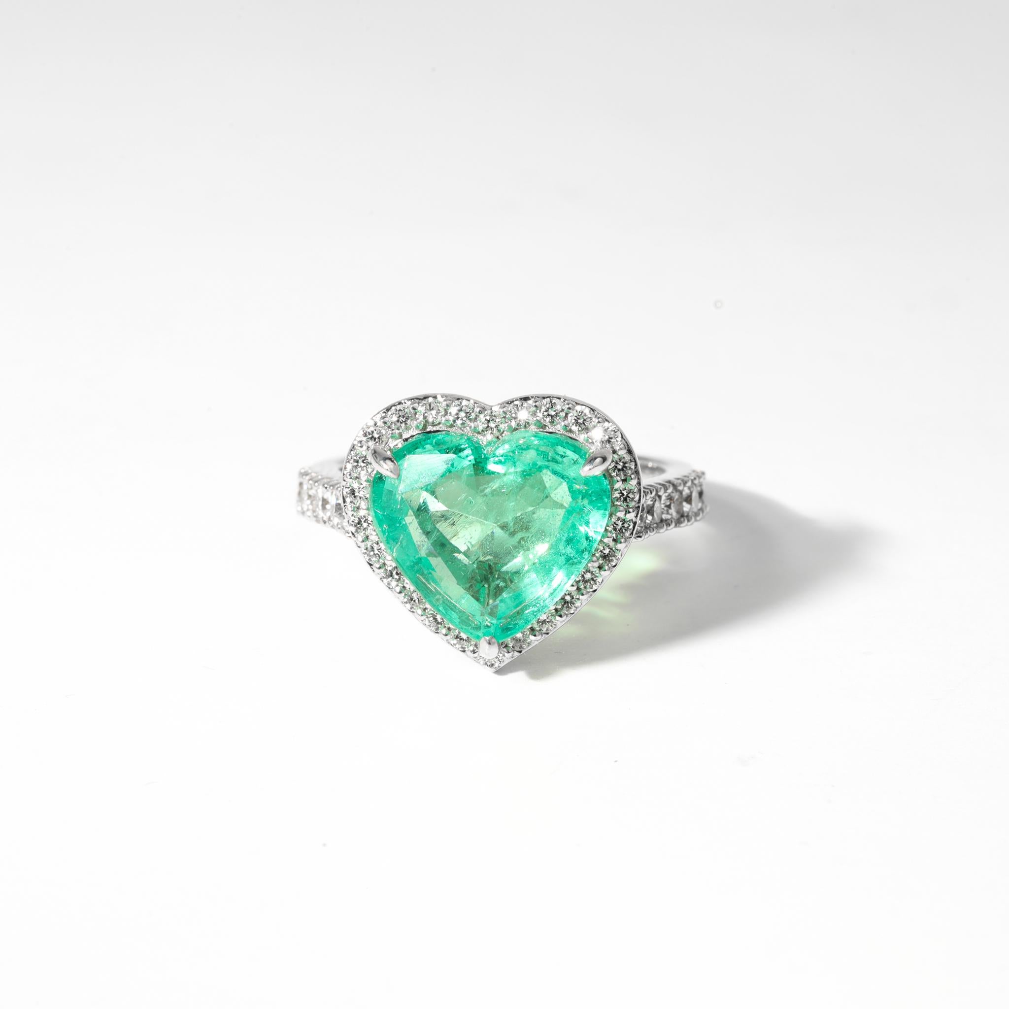 💎 Produktbeschreibung:
Kühn, romantisch und unbestreitbar luxuriös - dieser Halo-Verlobungsring mit Smaragd und Diamant ist ein Statement zeitloser Eleganz. In seinem Zentrum liegt ein außergewöhnlicher 4,3-karätiger natürlicher Smaragd im