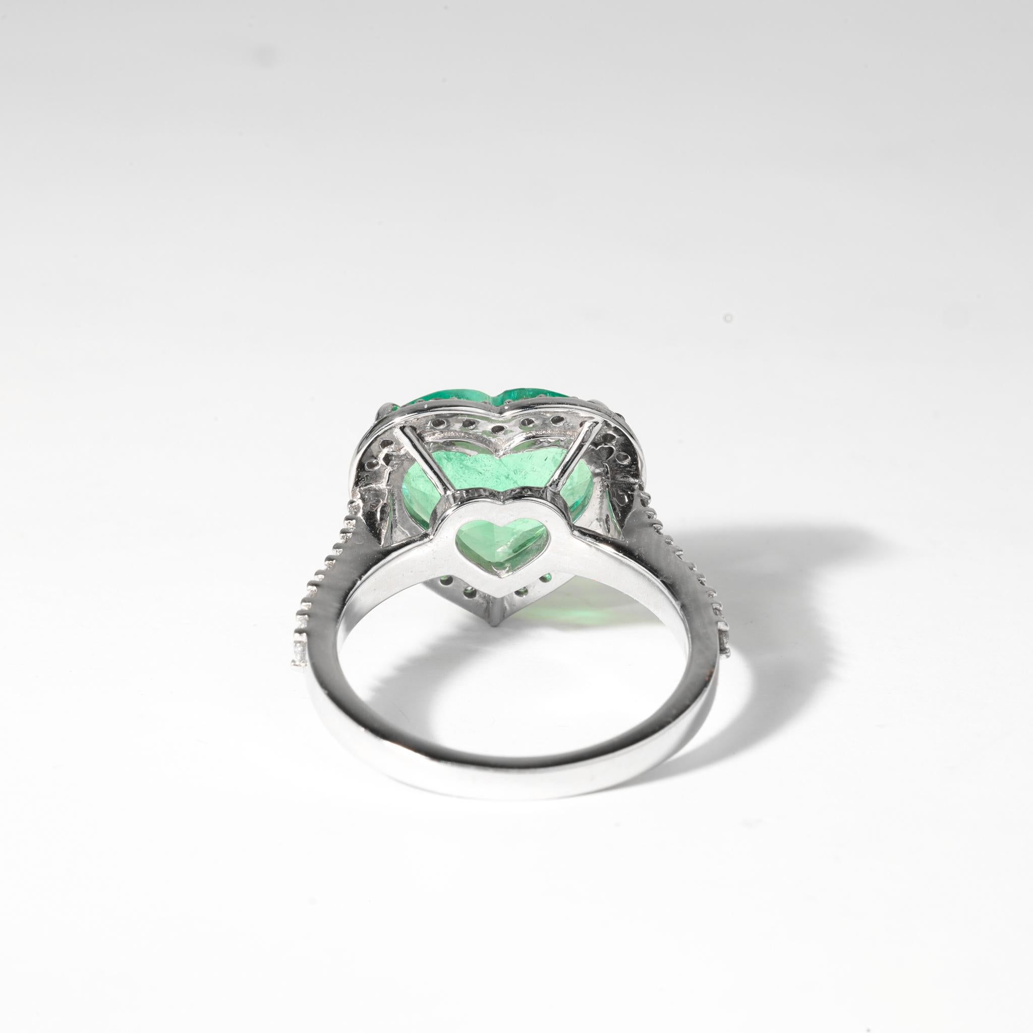 4,3ct Natürlicher Smaragd mit Herzschliff & Diamant Halo Verlobungsring - 18K Weißgold im Zustand „Neu“ im Angebot in Jaipur, RJ
