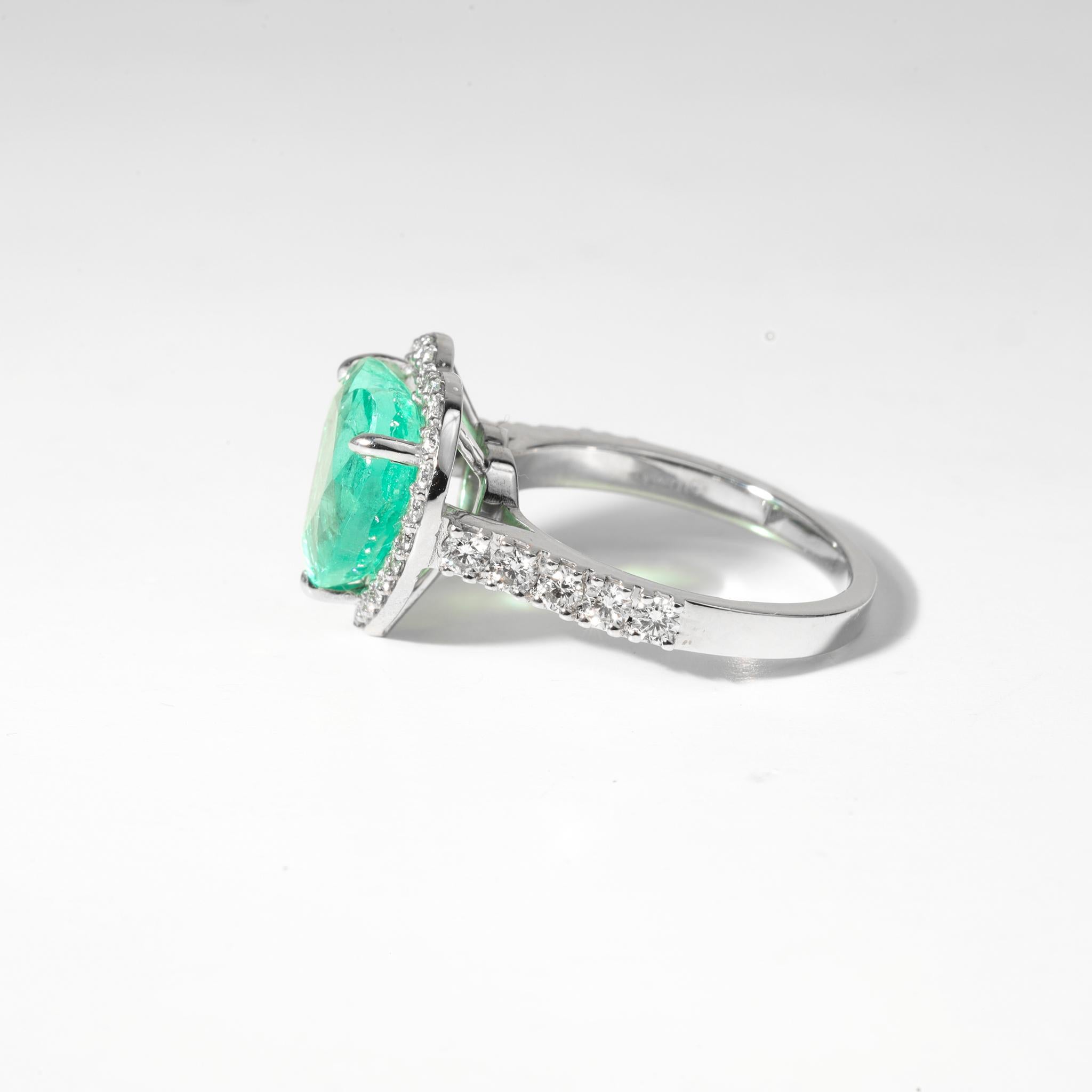 4,3ct Natürlicher Smaragd mit Herzschliff & Diamant Halo Verlobungsring - 18K Weißgold Damen im Angebot