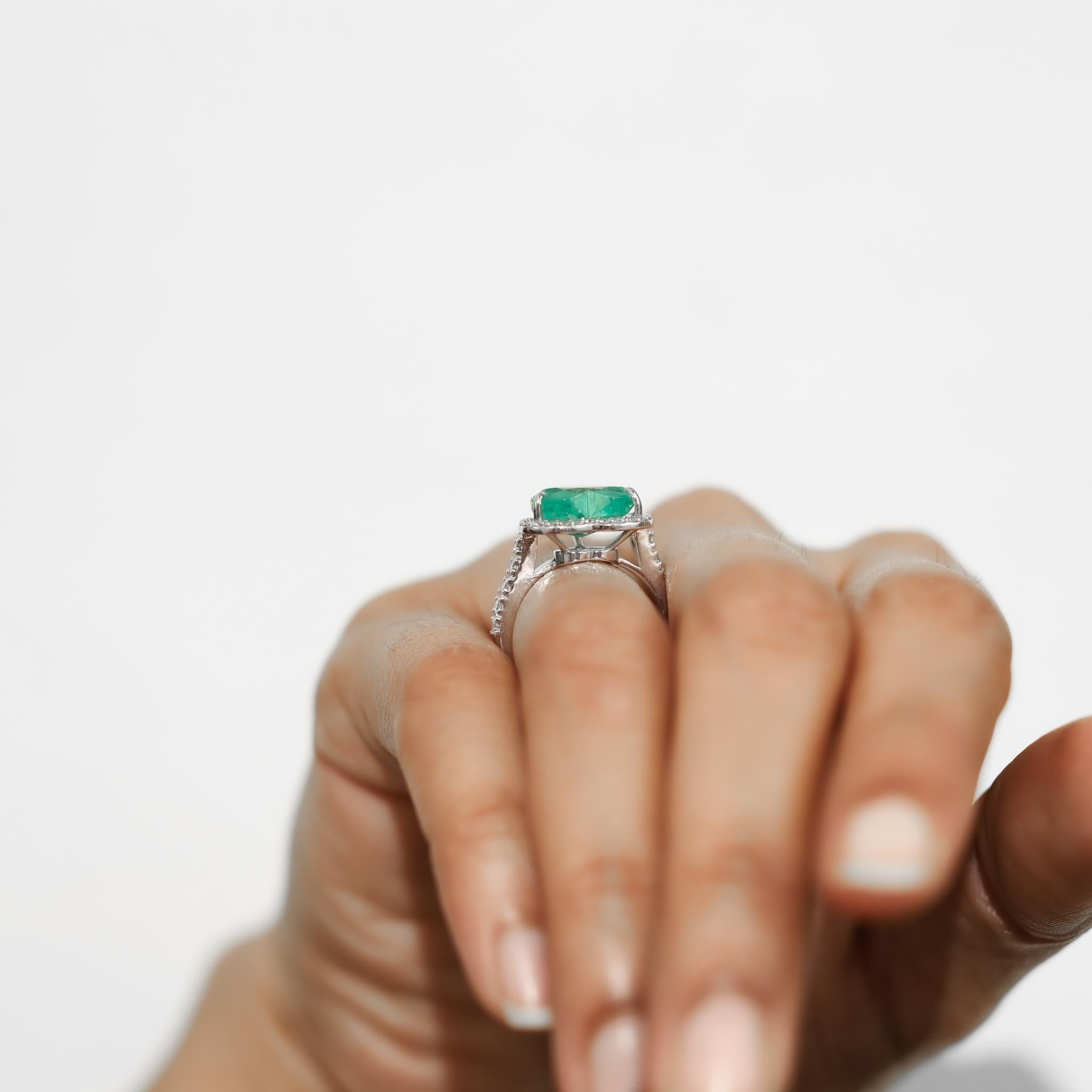 4,3ct Natürlicher Smaragd mit Herzschliff & Diamant Halo Verlobungsring - 18K Weißgold im Angebot 4