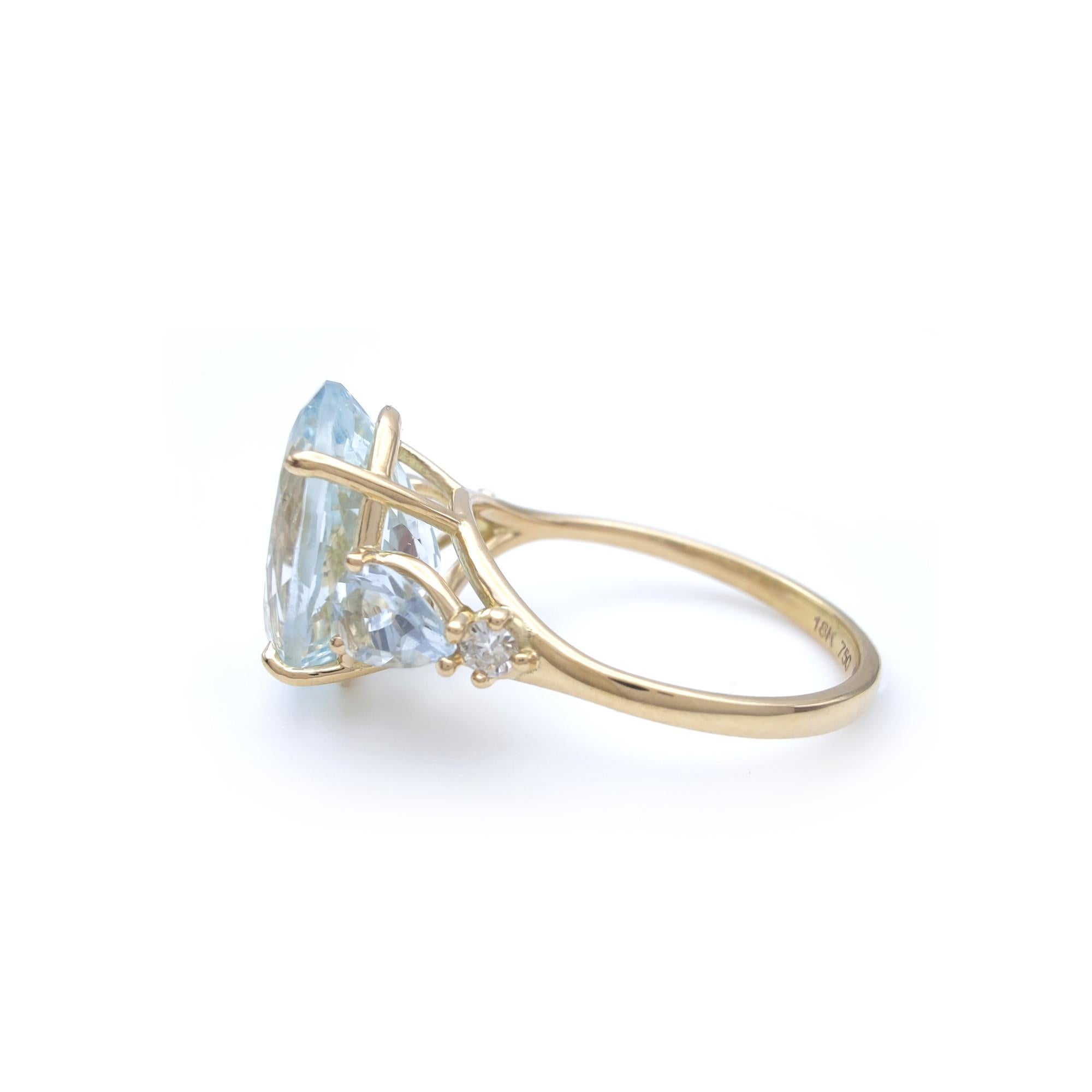 4.3ct  Oval Cut  Aquamarine  Ring, 18k Yellow Gold, with diamonds  3