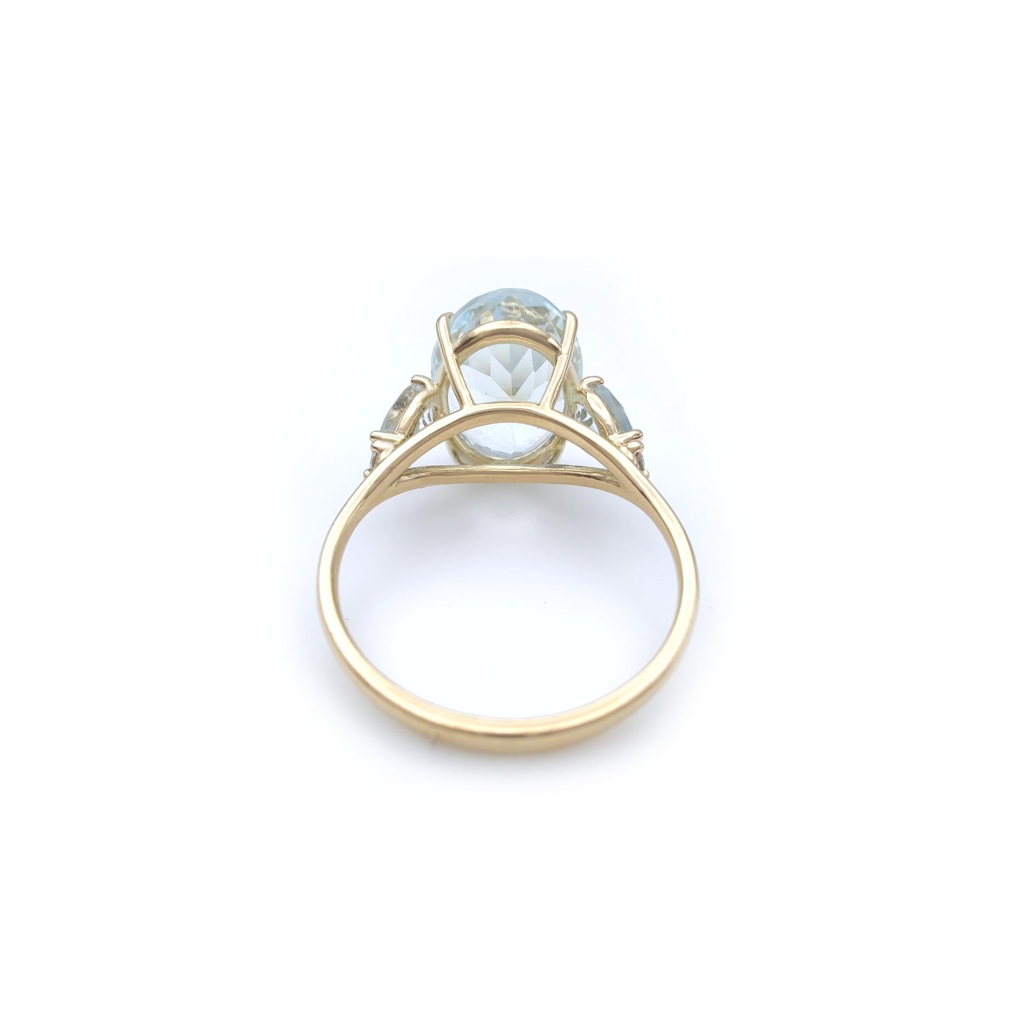 4.3ct  Oval Cut  Aquamarine  Ring, 18k Yellow Gold, with diamonds  4