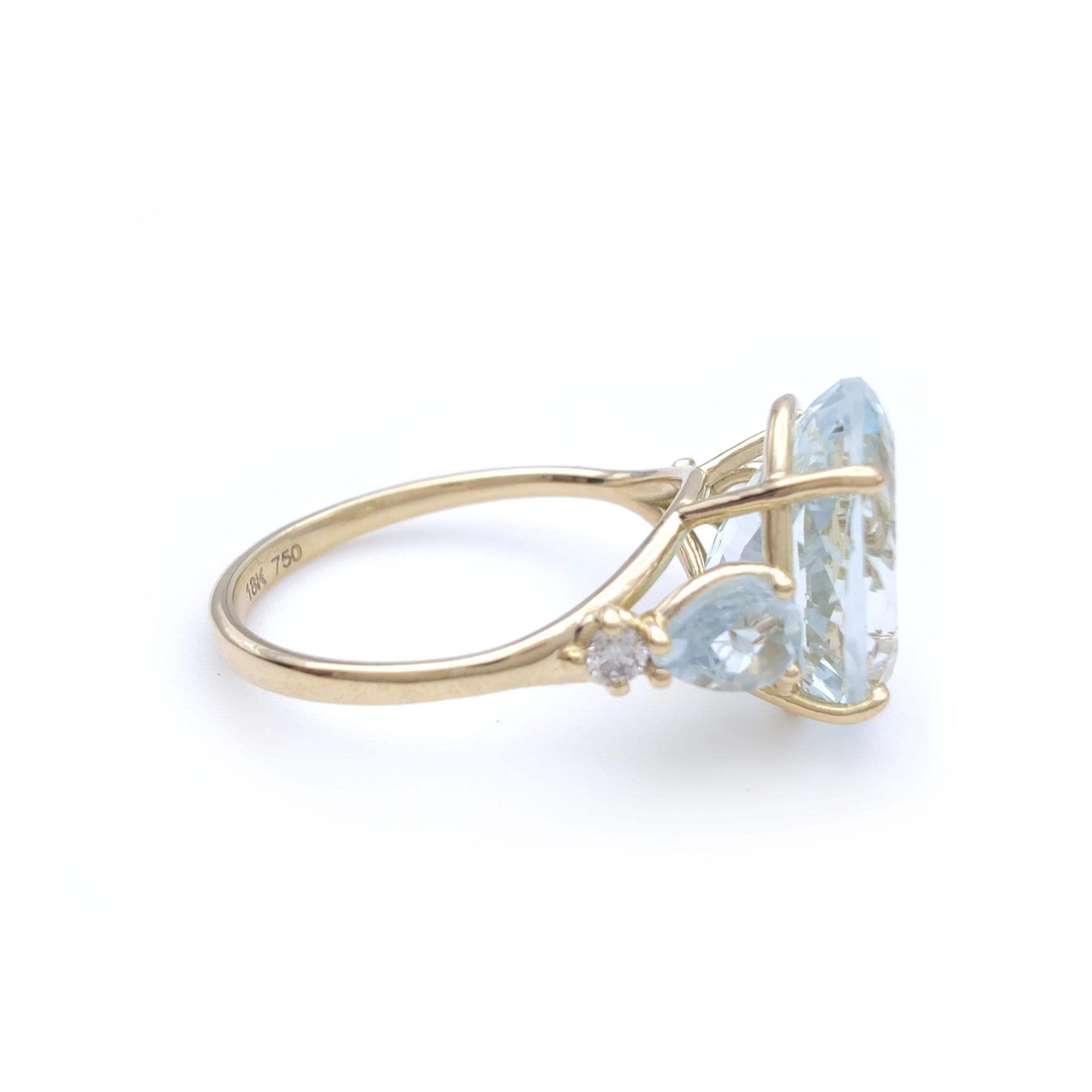 4.3ct  Oval Cut  Aquamarine  Ring, 18k Yellow Gold, with diamonds  For Sale 5