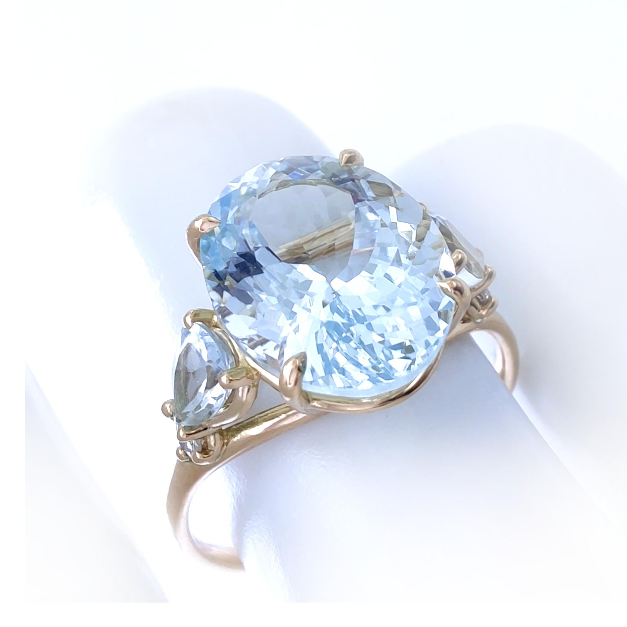 4.3ct  Oval Cut  Aquamarine  Ring, 18k Yellow Gold, with diamonds  For Sale 6
