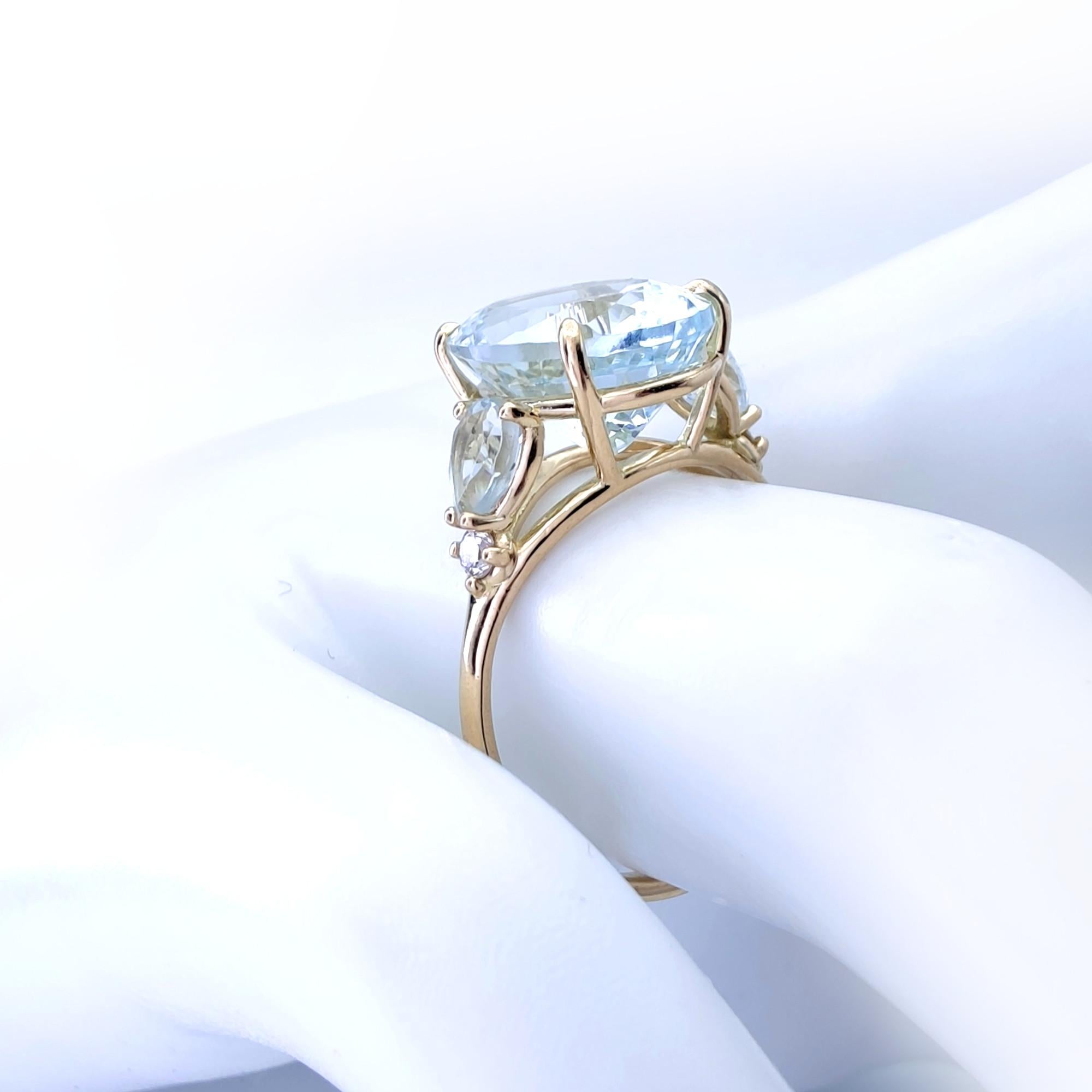 4.3ct  Oval Cut  Aquamarine  Ring, 18k Yellow Gold, with diamonds  2