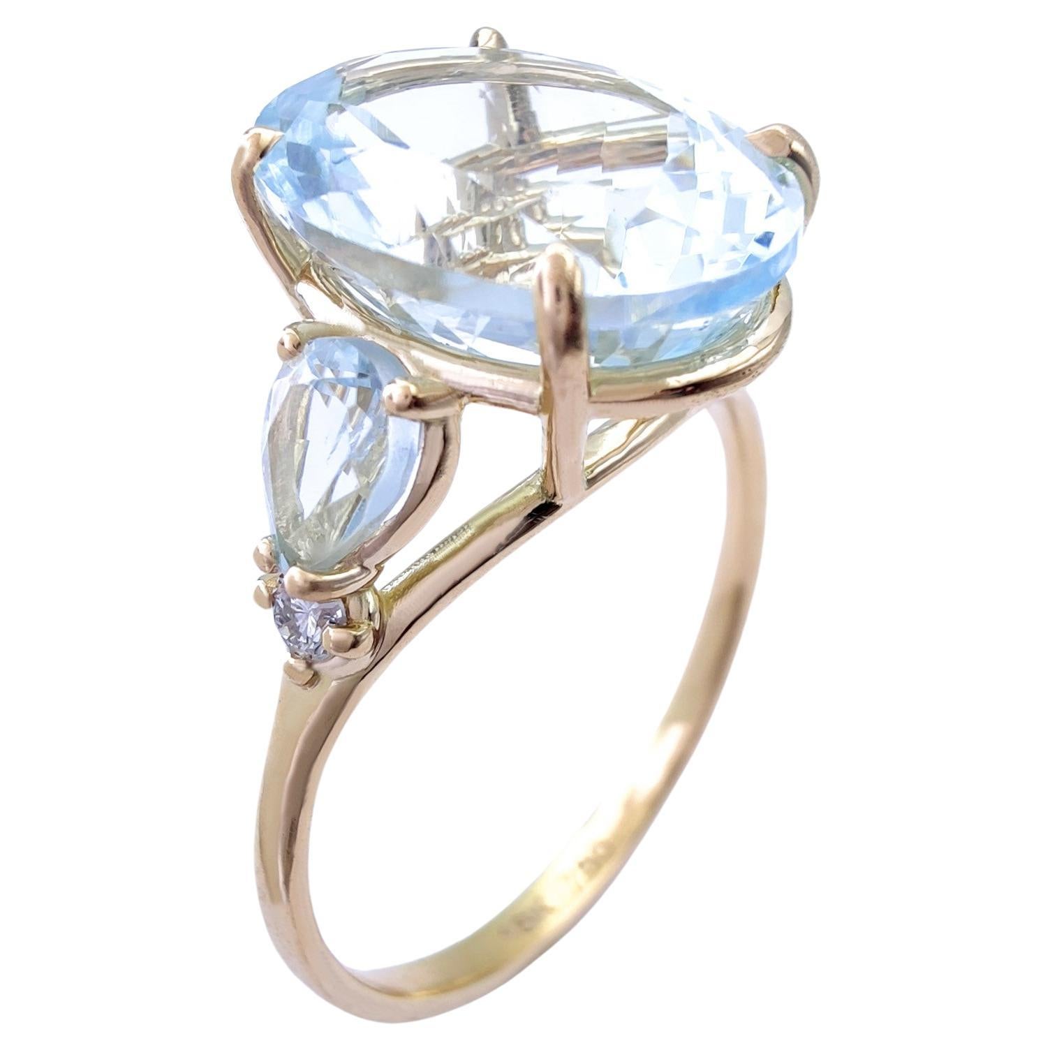 4.3ct  Oval Cut  Aquamarine  Ring, 18k Yellow Gold, with diamonds  For Sale