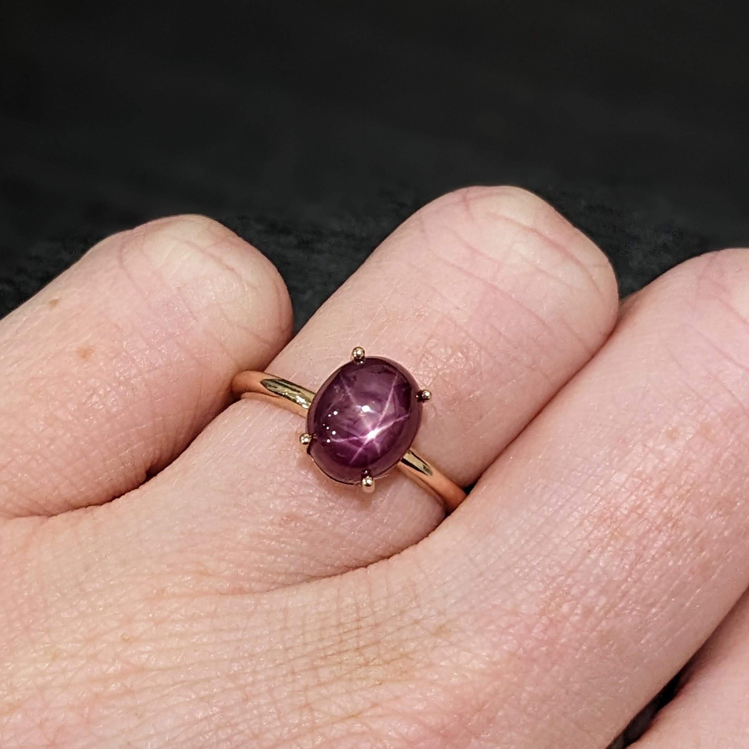 Solitär-Ring aus massivem 14K Gelbgold mit 4.3 Karat Stern-Rubin in Oval 9x7 mm Damen