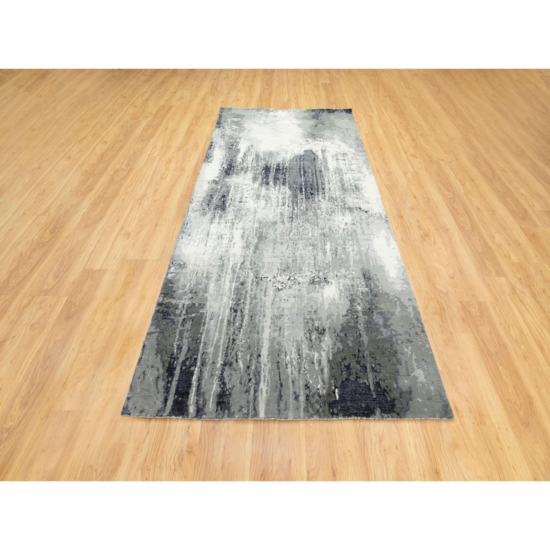 Si tratta di un autentico esemplare unico annodato a mano di colore grigio con disegno astratto nero carbone in lana e seta. È stato annodato per mesi e mesi con tecniche di tessitura secolari da esperti artigiani.
Materiali primari: Lana e